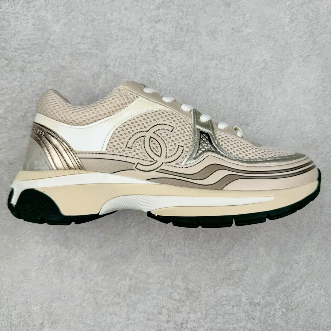 Chanel 23SS 香奈儿早春度假系列 小香金属休闲 运动鞋 金 银角大王 最新国外走秀系列Chanel 香奈儿 2023 早春系列在世界第二小国举办 系列以摩纳哥国际化的海滨生活方式为灵感 从F1赛车赛道到海滩泳池 从赌场到网球场 打造了多样且别致的全新系列赛车手的头盔 连身套装等元素经过重新诠释更显时尚感 配送专柜精美包装🛍📦 ▪面料： 原版进口金属牛皮+科技面料 ▪内里：原版定制透气网里 ▪鞋底：原版开模超轻发泡组合大底 ▪底厚：3.5CM ▪尺码： 女款35-40-选品中心