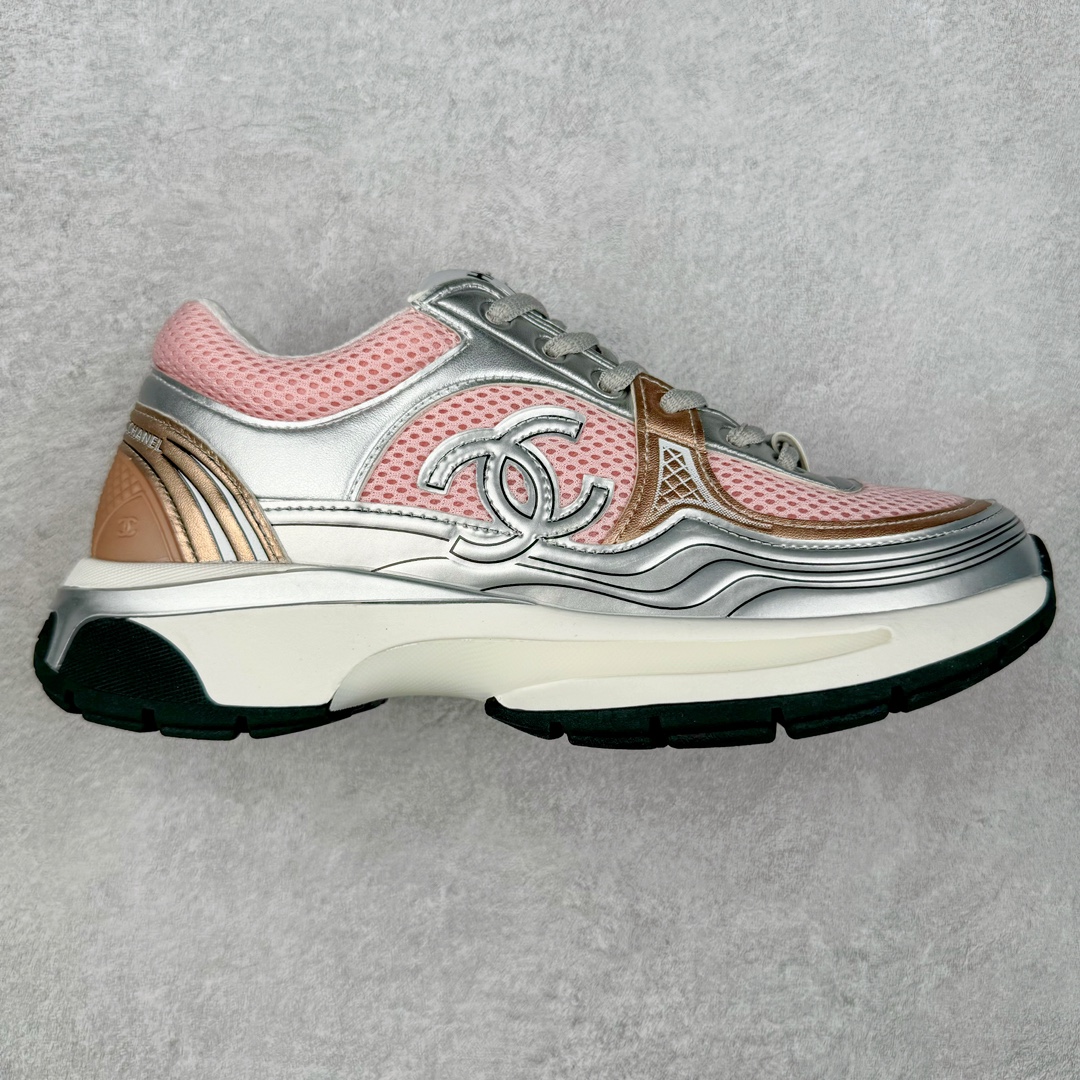 Chanel 23SS 香奈儿早春度假系列 小香金属休闲 运动鞋 金 银角大王 最新国外走秀系列Chanel 香奈儿 2023 早春系列在世界第二小国举办 系列以摩纳哥国际化的海滨生活方式为灵感 从F1赛车赛道到海滩泳池 从赌场到网球场 打造了多样且别致的全新系列赛车手的头盔 连身套装等元素经过重新诠释更显时尚感 配送专柜精美包装🛍📦 ▪面料： 原版进口金属牛皮+科技面料 ▪内里：原版定制透气网里 ▪鞋底：原版开模超轻发泡组合大底 ▪底厚：3.5CM ▪尺码： 女款35-40-选品中心