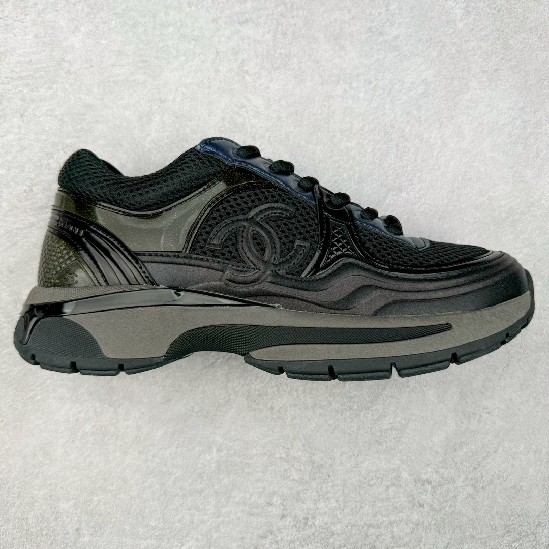 Chanel 23SS 香奈儿早春度假系列 小香金属休闲 运动鞋 金 银角大王 最新国外走秀系列Chanel 香奈儿 2023 早春系列在世界第二小国举办 系列以摩纳哥国际化的海滨生活方式为灵感 从F1赛车赛道到海滩泳池 从赌场到网球场 打造了多样且别致的全新系列赛车手的头盔 连身套装等元素经过重新诠释更显时尚感 配送专柜精美包装🛍📦 ▪面料： 原版进口金属牛皮+科技面料 ▪内里：原版定制透气网里 ▪鞋底：原版开模超轻发泡组合大底 ▪底厚：3.5CM ▪尺码： 女款35-40-选品中心