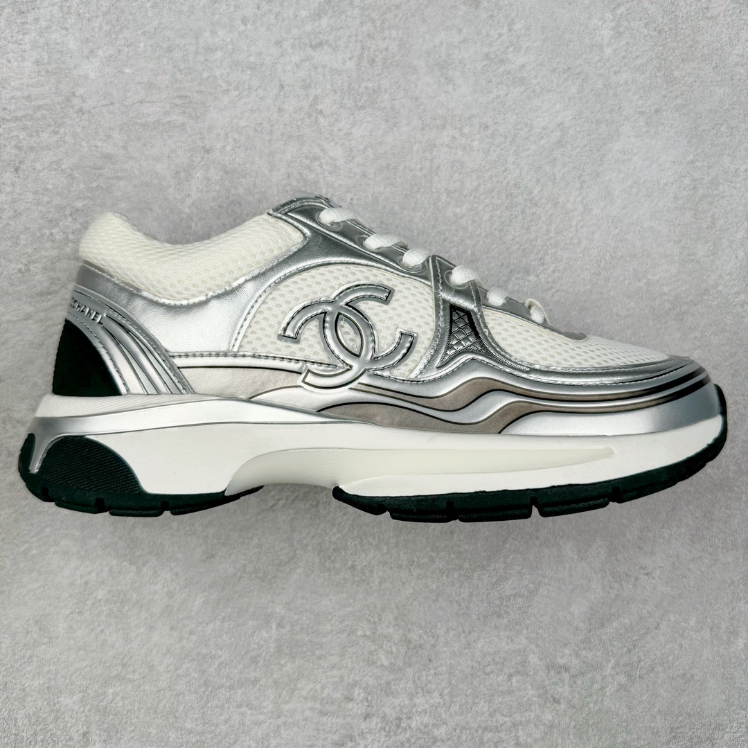 Chanel 23SS 香奈儿早春度假系列 小香金属休闲 运动鞋 金 银角大王 最新国外走秀系列Chanel 香奈儿 2023 早春系列在世界第二小国举办 系列以摩纳哥国际化的海滨生活方式为灵感 从F1赛车赛道到海滩泳池 从赌场到网球场 打造了多样且别致的全新系列赛车手的头盔 连身套装等元素经过重新诠释更显时尚感 配送专柜精美包装🛍📦 ▪面料： 原版进口金属牛皮+科技面料 ▪内里：原版定制透气网里 ▪鞋底：原版开模超轻发泡组合大底 ▪底厚：3.5CM ▪尺码： 女款35-40-选品中心