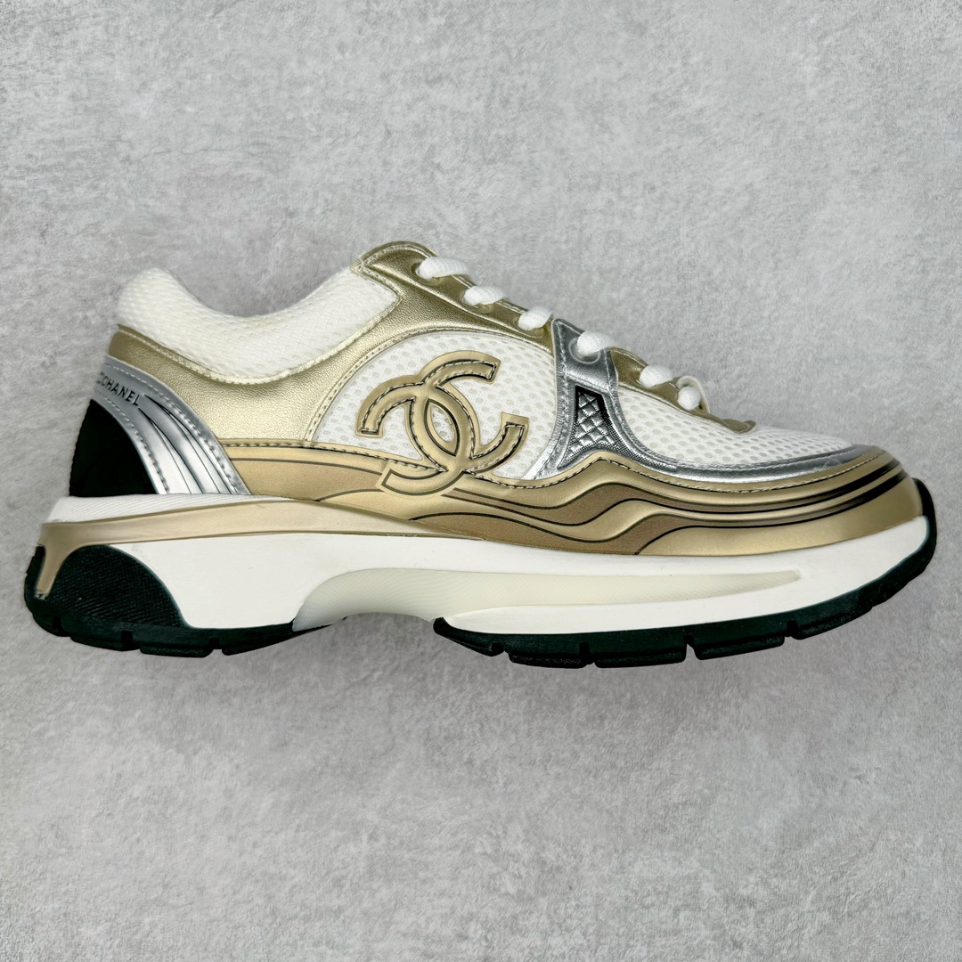 Chanel 23SS 香奈儿早春度假系列 小香金属休闲 运动鞋 金 银角大王 最新国外走秀系列Chanel 香奈儿 2023 早春系列在世界第二小国举办 系列以摩纳哥国际化的海滨生活方式为灵感 从F1赛车赛道到海滩泳池 从赌场到网球场 打造了多样且别致的全新系列赛车手的头盔 连身套装等元素经过重新诠释更显时尚感 配送专柜精美包装🛍📦 ▪面料： 原版进口金属牛皮+科技面料 ▪内里：原版定制透气网里 ▪鞋底：原版开模超轻发泡组合大底 ▪底厚：3.5CM ▪尺码： 女款35-40-选品中心