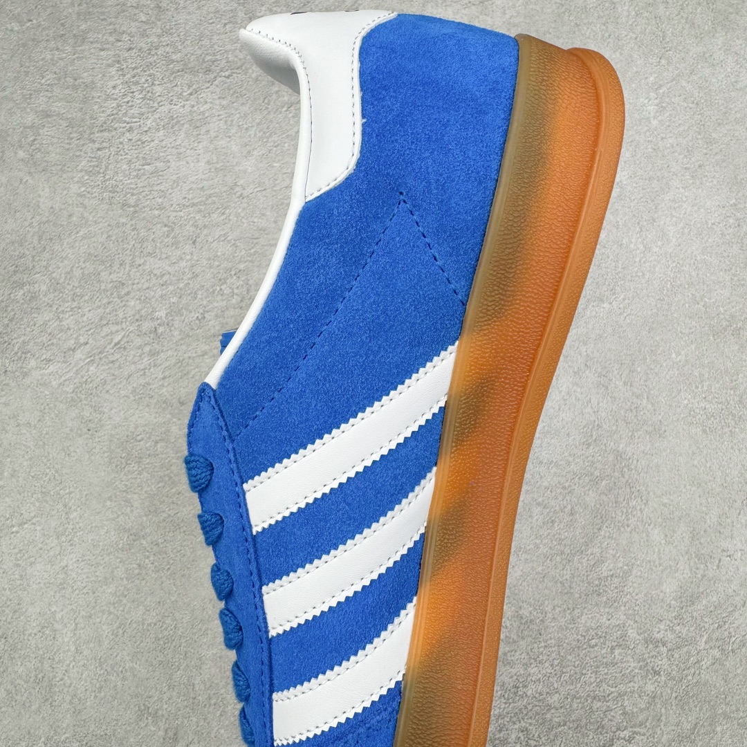 图片[7]-＃S2纯原 AD Original Gazelle Indoor Trainers 瞪羚室内鞋系列低帮复古百搭休闲运动德训风板鞋 JI2061 高端零售特供批次 原厂定制长毛翻毛皮组合环保纤维革鞋面材质 内置环保海玻璃鞋垫 外置RB橡胶大底 产品品控稳定性领先行业 原厂全套原楦原纸板冲刀磨具开发 原厂皮料加持 原厂港宝加持定型后跟R度完美 将复古进行到底 简约流畅 三十年不变经典 这款Gazelle运动鞋 无论面料、配色、质感或设计 都只在重现其1991年原款的经典 皮革鞋面 撞色三条纹和鞋跟标的设计 力求呈现90年代的经典复古风潮 Samba火热的同时 也带动了其它的复古鞋型 Gazelle便是其中一只 Gazelle Indoor拥有包边更宽的T字型鞋头 更好的保护运动员的前掌 浓浓的复古氛围感 非常适合现在流行的Cleanfit风格 尺码：36 36.5 37.5 38 38.5 39 40 40.5 41 42 42.5 43 44 44.5 45 46-选品中心
