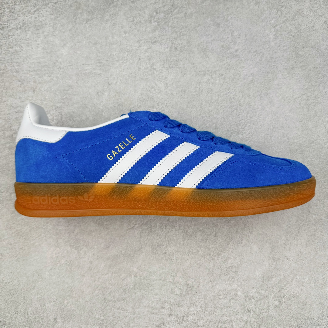 ＃S2纯原 AD Original Gazelle Indoor Trainers 瞪羚室内鞋系列低帮复古百搭休闲运动德训风板鞋 JI2061 高端零售特供批次 原厂定制长毛翻毛皮组合环保纤维革鞋面材质 内置环保海玻璃鞋垫 外置RB橡胶大底 产品品控稳定性领先行业 原厂全套原楦原纸板冲刀磨具开发 原厂皮料加持 原厂港宝加持定型后跟R度完美 将复古进行到底 简约流畅 三十年不变经典 这款Gazelle运动鞋 无论面料、配色、质感或设计 都只在重现其1991年原款的经典 皮革鞋面 撞色三条纹和鞋跟标的设计 力求呈现90年代的经典复古风潮 Samba火热的同时 也带动了其它的复古鞋型 Gazelle便是其中一只 Gazelle Indoor拥有包边更宽的T字型鞋头 更好的保护运动员的前掌 浓浓的复古氛围感 非常适合现在流行的Cleanfit风格 尺码：36 36.5 37.5 38 38.5 39 40 40.5 41 42 42.5 43 44 44.5 45 46-选品中心