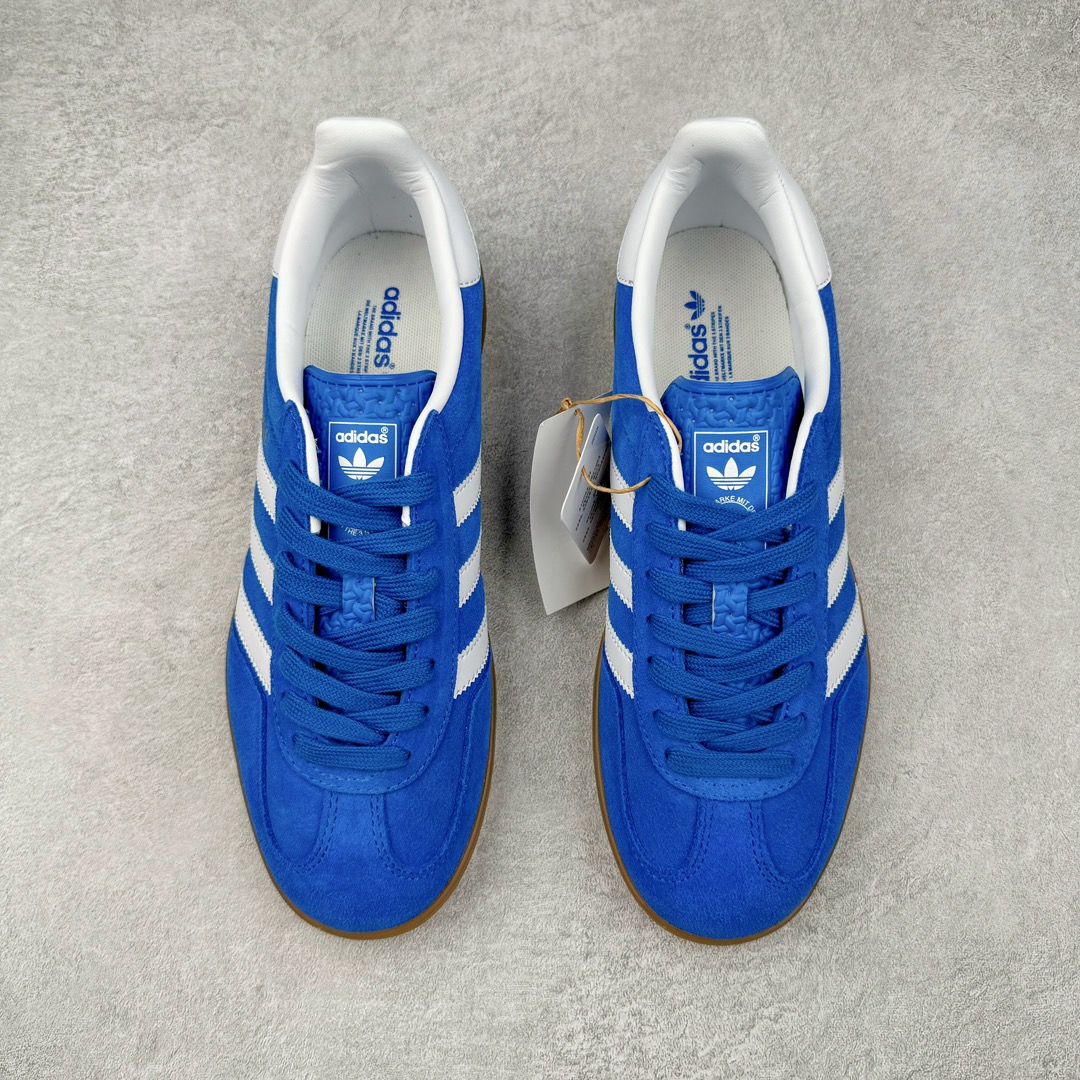 图片[2]-＃S2纯原 AD Original Gazelle Indoor Trainers 瞪羚室内鞋系列低帮复古百搭休闲运动德训风板鞋 JI2061 高端零售特供批次 原厂定制长毛翻毛皮组合环保纤维革鞋面材质 内置环保海玻璃鞋垫 外置RB橡胶大底 产品品控稳定性领先行业 原厂全套原楦原纸板冲刀磨具开发 原厂皮料加持 原厂港宝加持定型后跟R度完美 将复古进行到底 简约流畅 三十年不变经典 这款Gazelle运动鞋 无论面料、配色、质感或设计 都只在重现其1991年原款的经典 皮革鞋面 撞色三条纹和鞋跟标的设计 力求呈现90年代的经典复古风潮 Samba火热的同时 也带动了其它的复古鞋型 Gazelle便是其中一只 Gazelle Indoor拥有包边更宽的T字型鞋头 更好的保护运动员的前掌 浓浓的复古氛围感 非常适合现在流行的Cleanfit风格 尺码：36 36.5 37.5 38 38.5 39 40 40.5 41 42 42.5 43 44 44.5 45 46-选品中心