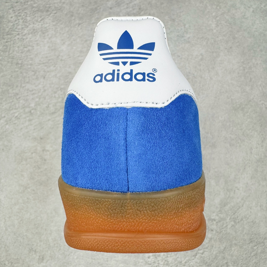 图片[8]-＃S2纯原 AD Original Gazelle Indoor Trainers 瞪羚室内鞋系列低帮复古百搭休闲运动德训风板鞋 JI2061 高端零售特供批次 原厂定制长毛翻毛皮组合环保纤维革鞋面材质 内置环保海玻璃鞋垫 外置RB橡胶大底 产品品控稳定性领先行业 原厂全套原楦原纸板冲刀磨具开发 原厂皮料加持 原厂港宝加持定型后跟R度完美 将复古进行到底 简约流畅 三十年不变经典 这款Gazelle运动鞋 无论面料、配色、质感或设计 都只在重现其1991年原款的经典 皮革鞋面 撞色三条纹和鞋跟标的设计 力求呈现90年代的经典复古风潮 Samba火热的同时 也带动了其它的复古鞋型 Gazelle便是其中一只 Gazelle Indoor拥有包边更宽的T字型鞋头 更好的保护运动员的前掌 浓浓的复古氛围感 非常适合现在流行的Cleanfit风格 尺码：36 36.5 37.5 38 38.5 39 40 40.5 41 42 42.5 43 44 44.5 45 46-选品中心