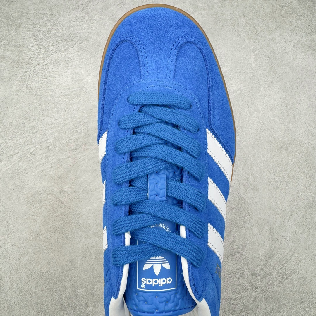 图片[4]-＃S2纯原 AD Original Gazelle Indoor Trainers 瞪羚室内鞋系列低帮复古百搭休闲运动德训风板鞋 JI2061 高端零售特供批次 原厂定制长毛翻毛皮组合环保纤维革鞋面材质 内置环保海玻璃鞋垫 外置RB橡胶大底 产品品控稳定性领先行业 原厂全套原楦原纸板冲刀磨具开发 原厂皮料加持 原厂港宝加持定型后跟R度完美 将复古进行到底 简约流畅 三十年不变经典 这款Gazelle运动鞋 无论面料、配色、质感或设计 都只在重现其1991年原款的经典 皮革鞋面 撞色三条纹和鞋跟标的设计 力求呈现90年代的经典复古风潮 Samba火热的同时 也带动了其它的复古鞋型 Gazelle便是其中一只 Gazelle Indoor拥有包边更宽的T字型鞋头 更好的保护运动员的前掌 浓浓的复古氛围感 非常适合现在流行的Cleanfit风格 尺码：36 36.5 37.5 38 38.5 39 40 40.5 41 42 42.5 43 44 44.5 45 46-选品中心