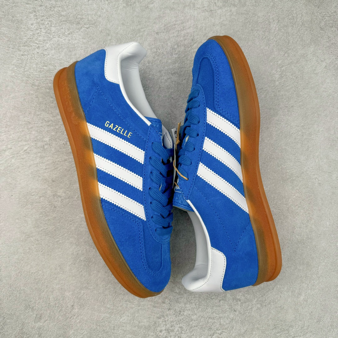 图片[3]-＃S2纯原 AD Original Gazelle Indoor Trainers 瞪羚室内鞋系列低帮复古百搭休闲运动德训风板鞋 JI2061 高端零售特供批次 原厂定制长毛翻毛皮组合环保纤维革鞋面材质 内置环保海玻璃鞋垫 外置RB橡胶大底 产品品控稳定性领先行业 原厂全套原楦原纸板冲刀磨具开发 原厂皮料加持 原厂港宝加持定型后跟R度完美 将复古进行到底 简约流畅 三十年不变经典 这款Gazelle运动鞋 无论面料、配色、质感或设计 都只在重现其1991年原款的经典 皮革鞋面 撞色三条纹和鞋跟标的设计 力求呈现90年代的经典复古风潮 Samba火热的同时 也带动了其它的复古鞋型 Gazelle便是其中一只 Gazelle Indoor拥有包边更宽的T字型鞋头 更好的保护运动员的前掌 浓浓的复古氛围感 非常适合现在流行的Cleanfit风格 尺码：36 36.5 37.5 38 38.5 39 40 40.5 41 42 42.5 43 44 44.5 45 46-选品中心
