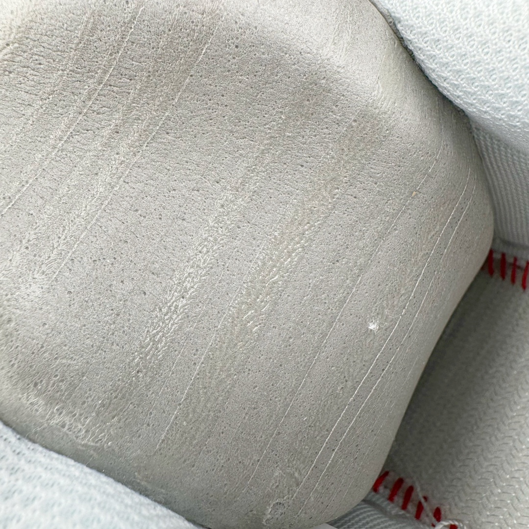 图片[12]-＃跑量神器 TG版本 NK Air Force 1 07 空军一号经典低帮板鞋 全白315122-111 全网最具性价比版本没有之一 2022全新楦头鞋型 鱼鳞大底 历时开发三个月 清洁度完美 二维码鞋标 内置芯片及solo气垫 大底高度及其弧度依照正品 钢印 logo刺绣 鞋口弧度 鞋头长度 鞋面冲孔 鞋垫背胶及钢印 完美鞋型对比正品 每一处都是细节满满 尺码：35.5 36 36.5 37.5 38 38.5 39 40 40.5 41 42 42.5 43 44 44.5 45-选品中心