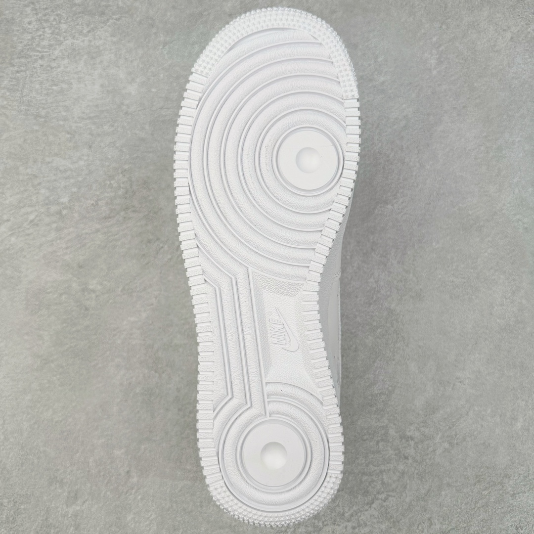 图片[9]-＃跑量神器 TG版本 NK Air Force 1 07 空军一号经典低帮板鞋 全白315122-111 全网最具性价比版本没有之一 2022全新楦头鞋型 鱼鳞大底 历时开发三个月 清洁度完美 二维码鞋标 内置芯片及solo气垫 大底高度及其弧度依照正品 钢印 logo刺绣 鞋口弧度 鞋头长度 鞋面冲孔 鞋垫背胶及钢印 完美鞋型对比正品 每一处都是细节满满 尺码：35.5 36 36.5 37.5 38 38.5 39 40 40.5 41 42 42.5 43 44 44.5 45-选品中心