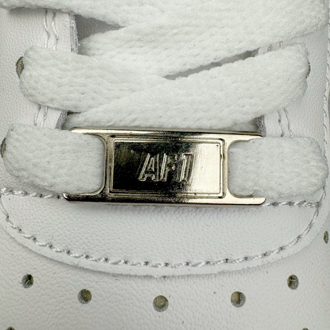 图片[17]-＃跑量神器 TG版本 NK Air Force 1 07 空军一号经典低帮板鞋 全白315122-111 全网最具性价比版本没有之一 2022全新楦头鞋型 鱼鳞大底 历时开发三个月 清洁度完美 二维码鞋标 内置芯片及solo气垫 大底高度及其弧度依照正品 钢印 logo刺绣 鞋口弧度 鞋头长度 鞋面冲孔 鞋垫背胶及钢印 完美鞋型对比正品 每一处都是细节满满 尺码：35.5 36 36.5 37.5 38 38.5 39 40 40.5 41 42 42.5 43 44 44.5 45-选品中心