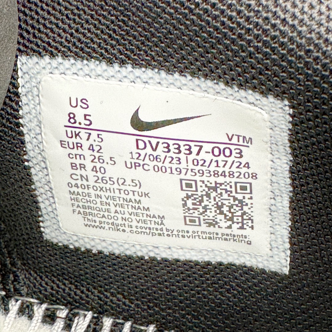 图片[10]-＃Lw纯原 NK Air Max Dn 网布舒适时尚耐磨透气低帮生活气垫休闲鞋 黑白 货号：DV3337-003 鞋面将延续 Air Max 家族的流线型设计 采用纺织布料打造 鞋底则搭载了全新的DynamicAir技术 由双气室和四根管状Nike Air气囊结构组成 鞋身整体以黑色为主色调 搭配橄榄绿色细节点缀 最大的亮点是侧面带有醒目的\\\”Supreme\\\”字样 彰显特殊的联名身份 尺码：36 36.5 37.5 38 38.5 39 40 40.5 41 42 42.5 43 44 44.5 45-选品中心