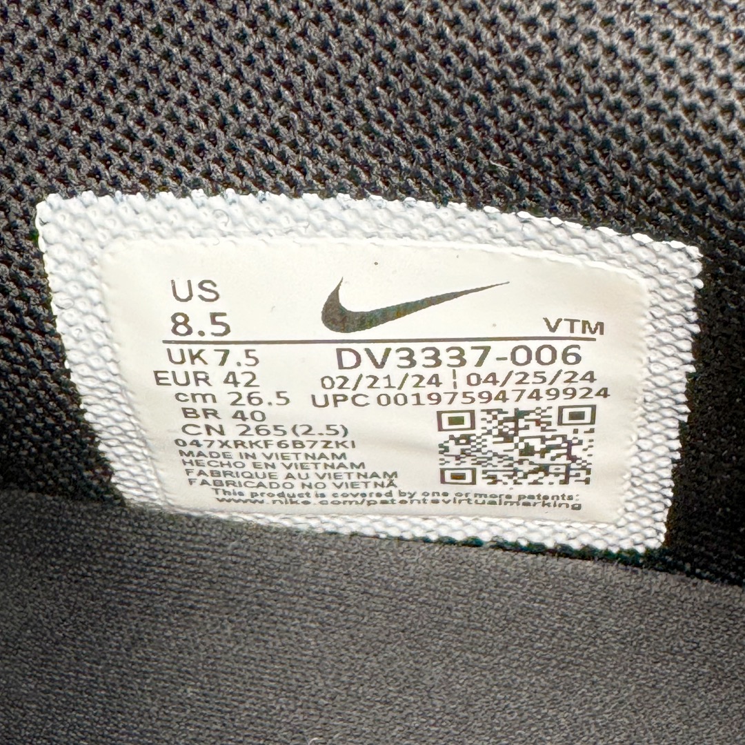 图片[11]-＃Lw纯原 NK Air Max Dn 网布舒适时尚耐磨透气低帮生活气垫休闲鞋 全黑 货号：DV3337-006 鞋面将延续 Air Max 家族的流线型设计 采用纺织布料打造 鞋底则搭载了全新的DynamicAir技术 由双气室和四根管状Nike Air气囊结构组成 鞋身整体以黑色为主色调 搭配橄榄绿色细节点缀 最大的亮点是侧面带有醒目的\\\”Supreme\\\”字样 彰显特殊的联名身份 尺码：36 36.5 37.5 38 38.5 39 40 40.5 41 42 42.5 43 44 44.5 45-选品中心