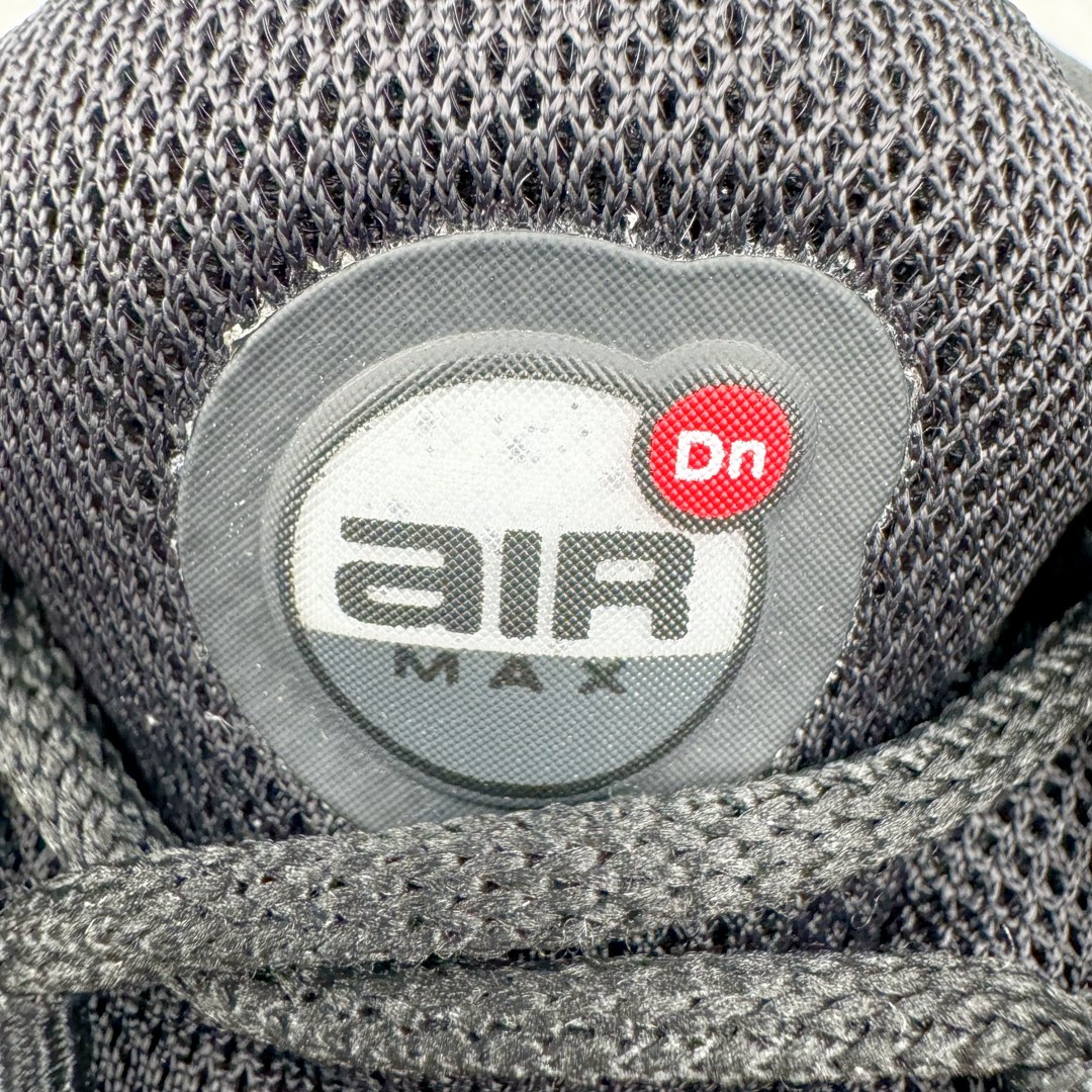 图片[20]-＃Lw纯原 NK Air Max Dn 网布舒适时尚耐磨透气低帮生活气垫休闲鞋 全黑 货号：DV3337-006 鞋面将延续 Air Max 家族的流线型设计 采用纺织布料打造 鞋底则搭载了全新的DynamicAir技术 由双气室和四根管状Nike Air气囊结构组成 鞋身整体以黑色为主色调 搭配橄榄绿色细节点缀 最大的亮点是侧面带有醒目的\\\”Supreme\\\”字样 彰显特殊的联名身份 尺码：36 36.5 37.5 38 38.5 39 40 40.5 41 42 42.5 43 44 44.5 45-选品中心