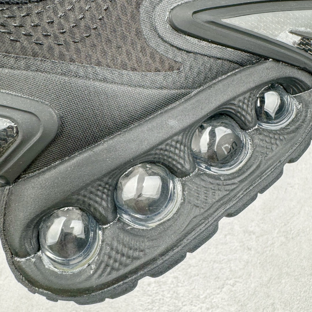 图片[17]-＃Lw纯原 NK Air Max Dn 网布舒适时尚耐磨透气低帮生活气垫休闲鞋 全黑 货号：DV3337-006 鞋面将延续 Air Max 家族的流线型设计 采用纺织布料打造 鞋底则搭载了全新的DynamicAir技术 由双气室和四根管状Nike Air气囊结构组成 鞋身整体以黑色为主色调 搭配橄榄绿色细节点缀 最大的亮点是侧面带有醒目的\\\”Supreme\\\”字样 彰显特殊的联名身份 尺码：36 36.5 37.5 38 38.5 39 40 40.5 41 42 42.5 43 44 44.5 45-选品中心