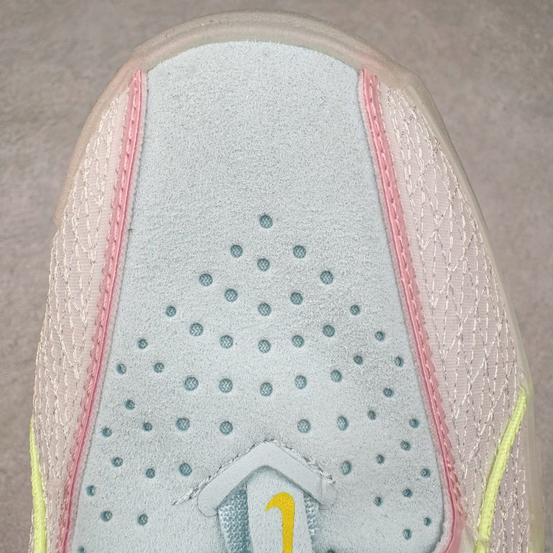 图片[14]-＃灭世/Max NK Air Zoom G.T.Cut 3 EP 实战系列篮球鞋 HF5445-141 全新GT Cut 3.0 全掌搭载了 ZoomX 泡棉 使得整双鞋在缓震表现上可谓相当优秀 拥有着顶级科技配置的同时 颜值设计也非常可观 整体鞋型仍然保留了前低后高的设计 G.T. Cut 传统的突进极速突破的感觉 鞋头麂皮材质和 NK Flywire 飞线工艺 相对来说包裹感更好了 必备的TPU 支撑片 两侧 Swoosh 的透气孔设计 起到散热透气的作用 鞋舌采用类似跑鞋的半开叉式设计 搭配鞋带既可以提升包裹感 又降低了运动中鞋舌乱跑的可能性 鞋子内里填充相当厚实 避免掉跟 尺码：39 40 40.5 41 42 42.5 43 44 44.5 45 46-选品中心