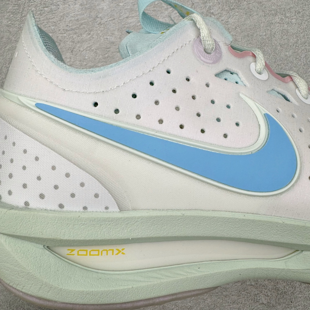 图片[17]-＃灭世/Max NK Air Zoom G.T.Cut 3 EP 实战系列篮球鞋 HF5445-141 全新GT Cut 3.0 全掌搭载了 ZoomX 泡棉 使得整双鞋在缓震表现上可谓相当优秀 拥有着顶级科技配置的同时 颜值设计也非常可观 整体鞋型仍然保留了前低后高的设计 G.T. Cut 传统的突进极速突破的感觉 鞋头麂皮材质和 NK Flywire 飞线工艺 相对来说包裹感更好了 必备的TPU 支撑片 两侧 Swoosh 的透气孔设计 起到散热透气的作用 鞋舌采用类似跑鞋的半开叉式设计 搭配鞋带既可以提升包裹感 又降低了运动中鞋舌乱跑的可能性 鞋子内里填充相当厚实 避免掉跟 尺码：39 40 40.5 41 42 42.5 43 44 44.5 45 46-选品中心