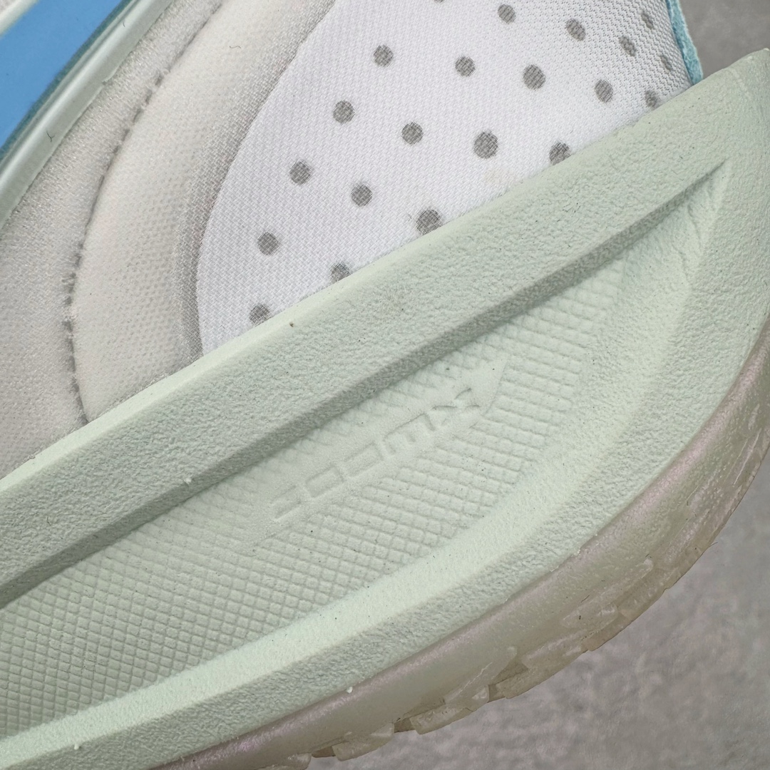 图片[19]-＃灭世/Max NK Air Zoom G.T.Cut 3 EP 实战系列篮球鞋 HF5445-141 全新GT Cut 3.0 全掌搭载了 ZoomX 泡棉 使得整双鞋在缓震表现上可谓相当优秀 拥有着顶级科技配置的同时 颜值设计也非常可观 整体鞋型仍然保留了前低后高的设计 G.T. Cut 传统的突进极速突破的感觉 鞋头麂皮材质和 NK Flywire 飞线工艺 相对来说包裹感更好了 必备的TPU 支撑片 两侧 Swoosh 的透气孔设计 起到散热透气的作用 鞋舌采用类似跑鞋的半开叉式设计 搭配鞋带既可以提升包裹感 又降低了运动中鞋舌乱跑的可能性 鞋子内里填充相当厚实 避免掉跟 尺码：39 40 40.5 41 42 42.5 43 44 44.5 45 46-选品中心