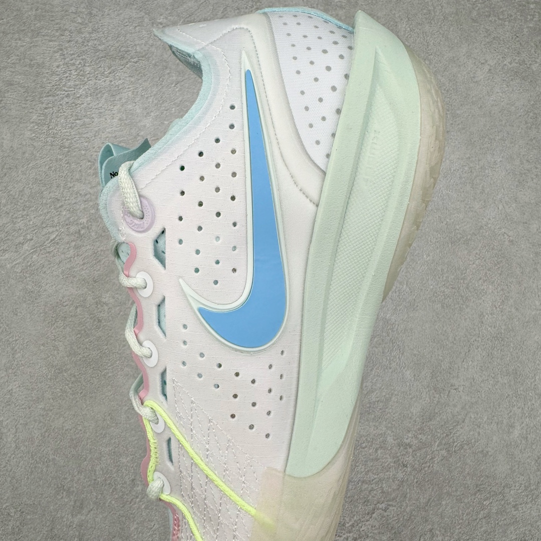 图片[7]-＃灭世/Max NK Air Zoom G.T.Cut 3 EP 实战系列篮球鞋 HF5445-141 全新GT Cut 3.0 全掌搭载了 ZoomX 泡棉 使得整双鞋在缓震表现上可谓相当优秀 拥有着顶级科技配置的同时 颜值设计也非常可观 整体鞋型仍然保留了前低后高的设计 G.T. Cut 传统的突进极速突破的感觉 鞋头麂皮材质和 NK Flywire 飞线工艺 相对来说包裹感更好了 必备的TPU 支撑片 两侧 Swoosh 的透气孔设计 起到散热透气的作用 鞋舌采用类似跑鞋的半开叉式设计 搭配鞋带既可以提升包裹感 又降低了运动中鞋舌乱跑的可能性 鞋子内里填充相当厚实 避免掉跟 尺码：39 40 40.5 41 42 42.5 43 44 44.5 45 46-选品中心