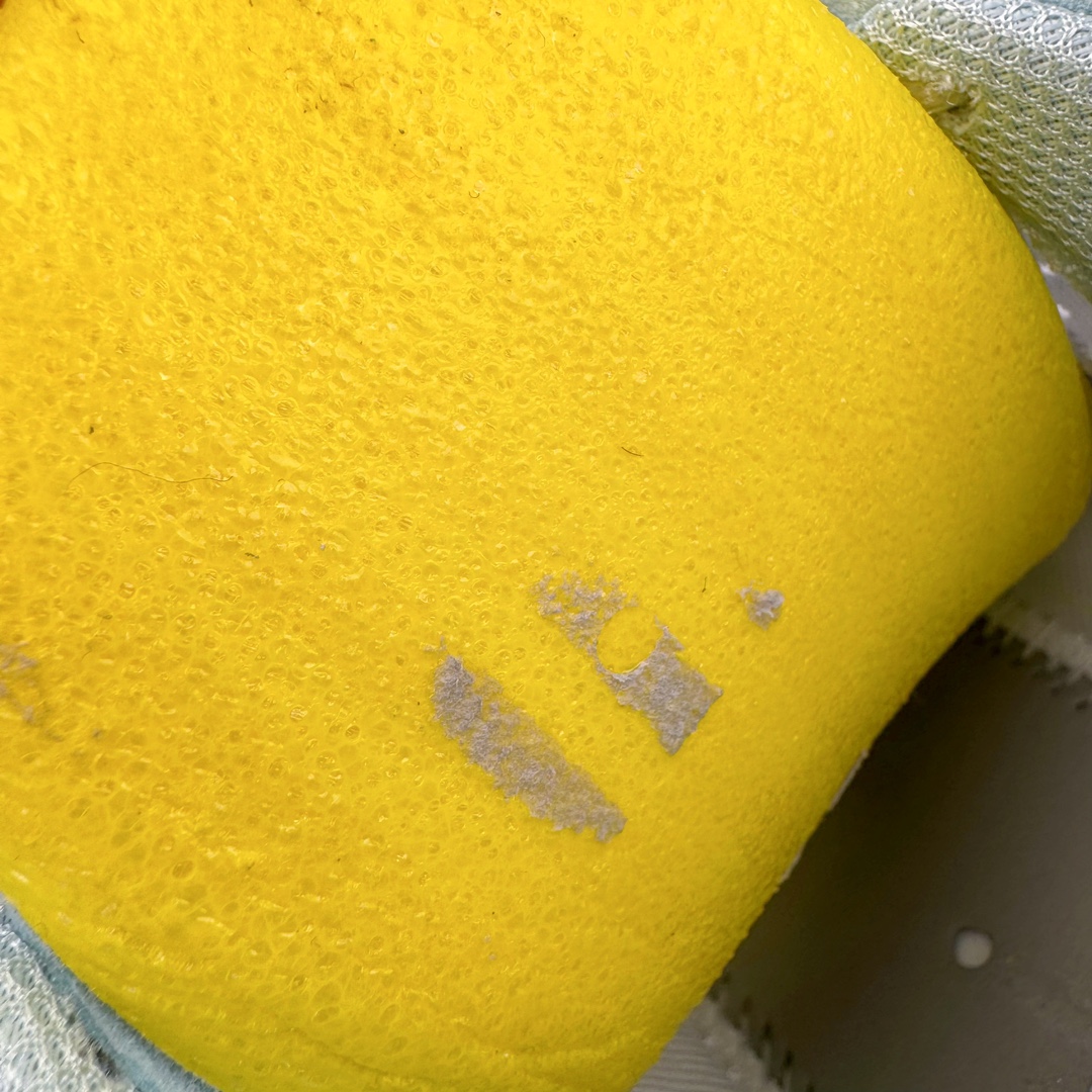 图片[11]-＃灭世/Max NK Air Zoom G.T.Cut 3 EP 实战系列篮球鞋 HF5445-141 全新GT Cut 3.0 全掌搭载了 ZoomX 泡棉 使得整双鞋在缓震表现上可谓相当优秀 拥有着顶级科技配置的同时 颜值设计也非常可观 整体鞋型仍然保留了前低后高的设计 G.T. Cut 传统的突进极速突破的感觉 鞋头麂皮材质和 NK Flywire 飞线工艺 相对来说包裹感更好了 必备的TPU 支撑片 两侧 Swoosh 的透气孔设计 起到散热透气的作用 鞋舌采用类似跑鞋的半开叉式设计 搭配鞋带既可以提升包裹感 又降低了运动中鞋舌乱跑的可能性 鞋子内里填充相当厚实 避免掉跟 尺码：39 40 40.5 41 42 42.5 43 44 44.5 45 46-选品中心