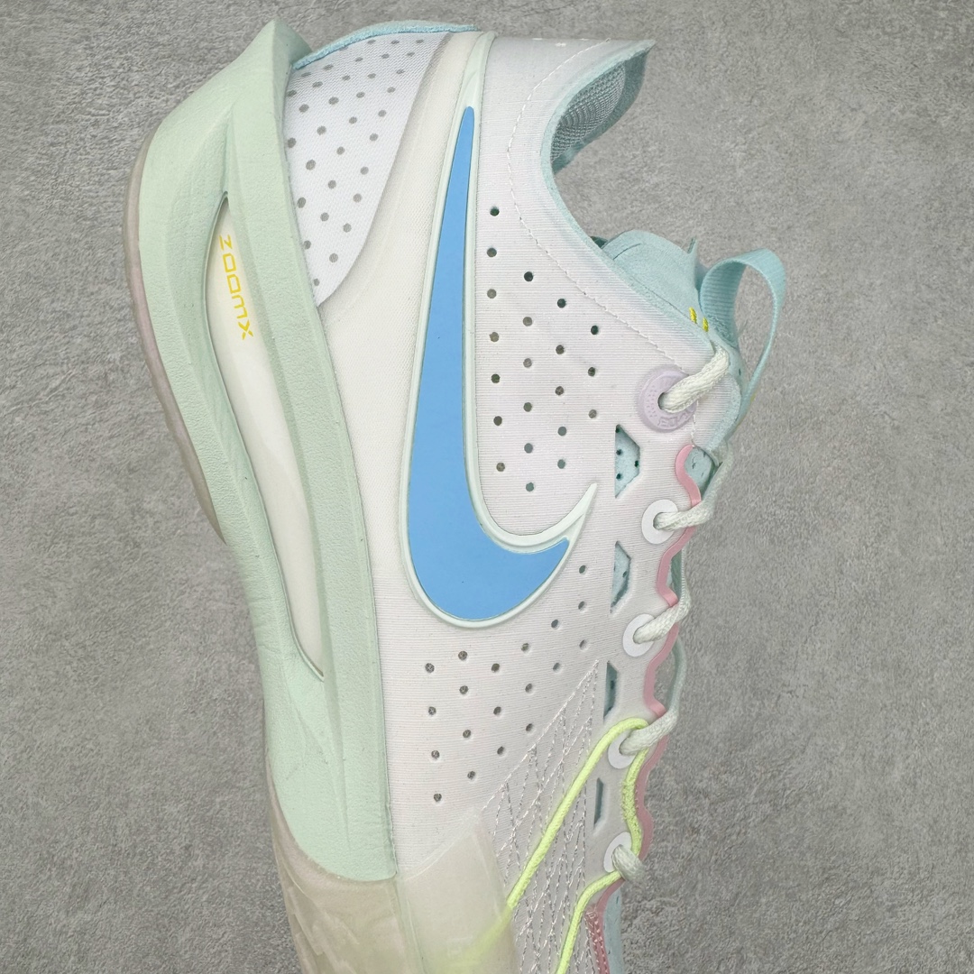 图片[6]-＃灭世/Max NK Air Zoom G.T.Cut 3 EP 实战系列篮球鞋 HF5445-141 全新GT Cut 3.0 全掌搭载了 ZoomX 泡棉 使得整双鞋在缓震表现上可谓相当优秀 拥有着顶级科技配置的同时 颜值设计也非常可观 整体鞋型仍然保留了前低后高的设计 G.T. Cut 传统的突进极速突破的感觉 鞋头麂皮材质和 NK Flywire 飞线工艺 相对来说包裹感更好了 必备的TPU 支撑片 两侧 Swoosh 的透气孔设计 起到散热透气的作用 鞋舌采用类似跑鞋的半开叉式设计 搭配鞋带既可以提升包裹感 又降低了运动中鞋舌乱跑的可能性 鞋子内里填充相当厚实 避免掉跟 尺码：39 40 40.5 41 42 42.5 43 44 44.5 45 46-选品中心