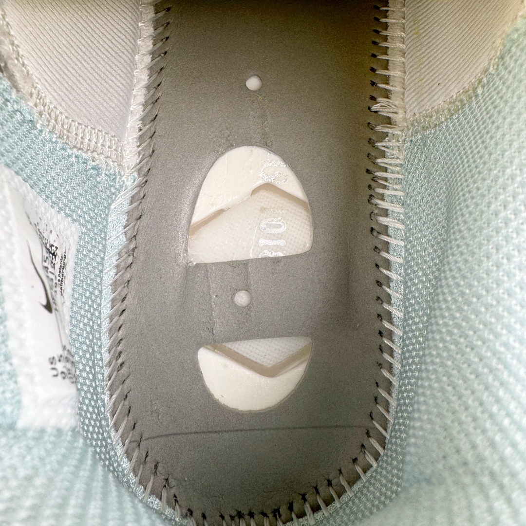 图片[10]-＃灭世/Max NK Air Zoom G.T.Cut 3 EP 实战系列篮球鞋 HF5445-141 全新GT Cut 3.0 全掌搭载了 ZoomX 泡棉 使得整双鞋在缓震表现上可谓相当优秀 拥有着顶级科技配置的同时 颜值设计也非常可观 整体鞋型仍然保留了前低后高的设计 G.T. Cut 传统的突进极速突破的感觉 鞋头麂皮材质和 NK Flywire 飞线工艺 相对来说包裹感更好了 必备的TPU 支撑片 两侧 Swoosh 的透气孔设计 起到散热透气的作用 鞋舌采用类似跑鞋的半开叉式设计 搭配鞋带既可以提升包裹感 又降低了运动中鞋舌乱跑的可能性 鞋子内里填充相当厚实 避免掉跟 尺码：39 40 40.5 41 42 42.5 43 44 44.5 45 46-选品中心