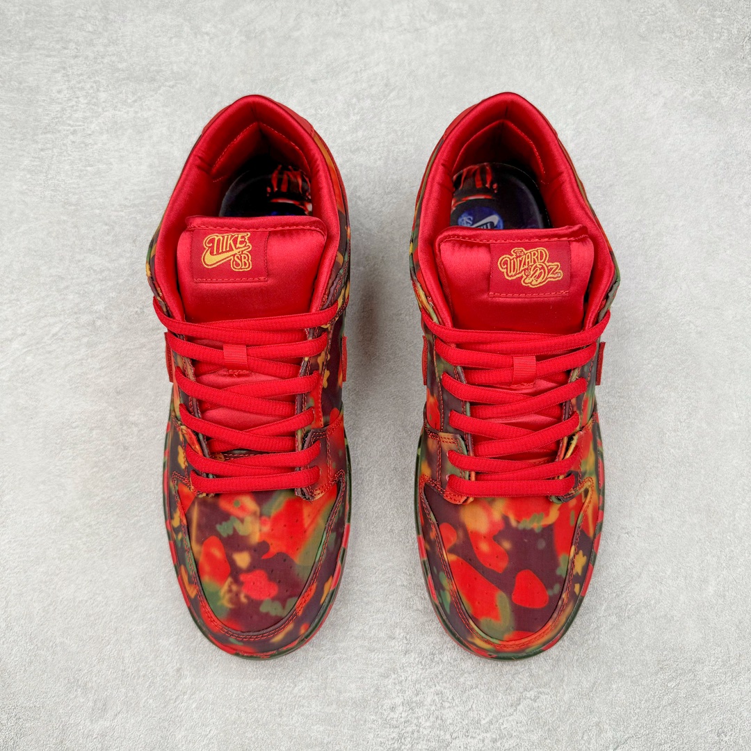 图片[2]-＃S2纯原 The Wizard of Oz x NK SB Dunk Low 联名绿野仙踪红色花卉撕撕乐 FZ1291-600 独家原厂航空铝磨具打磨大底 鞋头坡度极致还原 原盒原配 圈内天花板工艺 原厂冲刀 超高清洁度 全鞋零毛边皮料切割 全套原楦原模倾力打造完美版型 采用原厂百宏鞋带以及原厂百宏织唛舌标 内标可供原厂几率过验 原厂中底布黄色点胶 原厂中底布拉帮走线遵循公司‼️尺码：36 36.5 37.5 38 38.5 39 40 40.5 41 42 42.5 43 44 44.5 45 46 47.5-选品中心