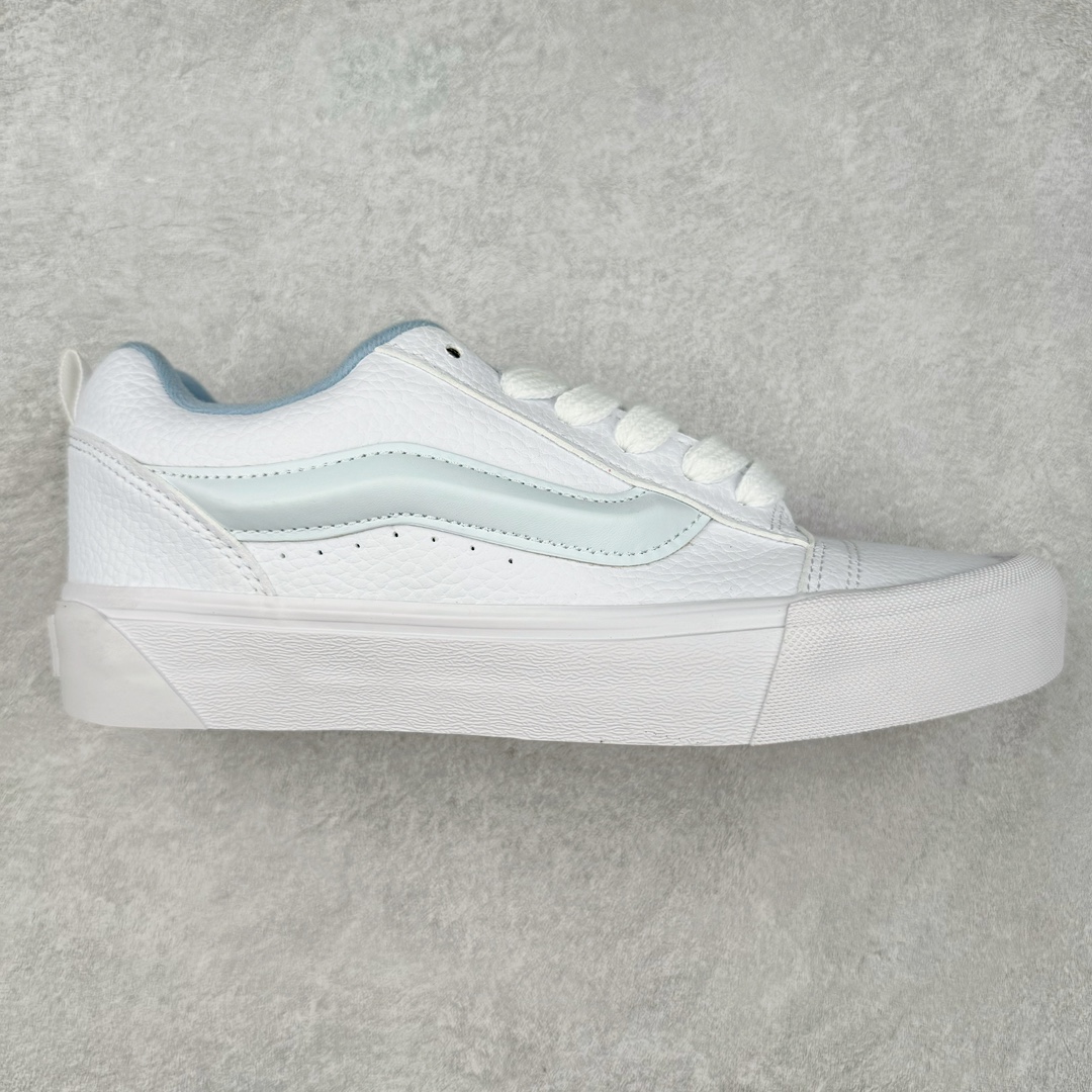 Vans Classics Knu Skool 范斯官方 荔枝纹全白皮面包鞋 Imran Potato与Vans联名超火的土豆鞋，复古经典，鞋头放大、包边上移加厚、鞋舌加厚。Vans Classics 经典支线土豆鞋 Knu Skool 是完美的平替版，是大众争相追捧的 “面包鞋” 尺码：35 36 36.5 37 38 38.5 39 40 40.5 41 42 42.5 43 44 44.5 45 工艺：硫化1：1（重量1：1、真标、原钢印、材质标、鞋型标、合格证）-选品中心