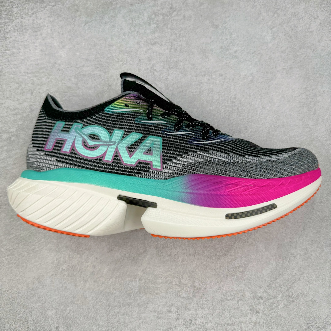 Hoka One One Cielo X 1 Low 天空X1代系列低帮厚底轻量休闲运动慢跑鞋 无论某家鞋厂新品一旦发售，在这之前都会会迎来多方面宣传推荐，近期HOKA推出了一款针对于精英跑者穿着的竞速跑鞋CIELO X1，却反其道而行之发起了跑者劝退挑战。何言劝退？简单来说，就是你没有一定的跑步能力与它适配，不要穿它！HOKA称 CIELO X1 是迄今为止路跑产品矩阵中能量反馈“最”强的新一代竞速跑鞋，以厚底缓震为制鞋核心，致力于助推精英跑者不断超越迈向速度巅峰，HOKA希望跑者能够安全开跑，跑得更稳、更远、更长久。HOKA CIELO X1 的命名来源，Cielo 在西班牙语中意为“天空”，X指的是带有碳纤维板的鞋子，你可以这么理解：这是一款能够带你快到飞起的竞速碳板跑鞋。外观整合HOKA 顶尖碳板技术、中底泡棉科技和几何学，设计符合自然步态的不对称鞋面和鞋底结构，专为精英跑者打造。以工程针织鞋面为基底，炫彩织纹和亮面薄膜更显未来科技感；不对称针织鞋舌设计搭配双空穿带设计的再生聚酯鞋带，可更好包裹双脚，穿脱更能一体化。后跟内侧设置加厚泡棉，整体楦型包覆贴合，不用担心磨脚后跟的问题同时也能更好地强化足跟杯稳定度。中底使用双层超临界PEBA泡棉，脚感更显软弹，内嵌HOKA全新翼状碳纤维板，让跑者在奔跑的同时就像踩在棉花一般柔软但因为强劲碳板的作用又能很快的跳起来，实现高效的动能回收。尺码：36 36.5 37.5 38 38.5 39 40 40.5 41 42 42.5 43 44 44.5 45-选品中心