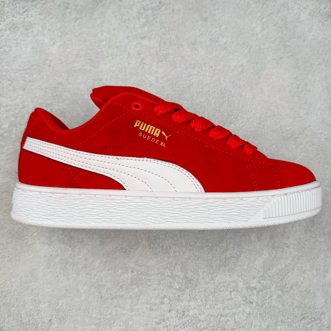 PUMA SUEDE XL 彪马新款面包鞋男女同款复古休闲板鞋 赠送一双鞋带 鞋身通体采用细腻的麂皮材质 厚实柔软 质感出众 鞋侧保留PUMA标志性跑道图案 侧面与后跟点缀金属色PUMA LOGO 兼具辨识度与细节感 加厚鞋垫、饱满鞋舌 搭配加宽扁形鞋带 使得穿着感更加贴合与舒适 值得一提的是 本季SUEDE XL鞋款以黑色、红色及蓝色最为瞩目 经典黑的配色 在低调之余可轻松驾驭任何潮流风格造型 而高饱和度的配色 则是当之无愧的早春出街利器。货号： 395205 尺码：36 37 37.5 38 38.5 39 40 40.5 41 42 42.5 43 44 45-选品中心