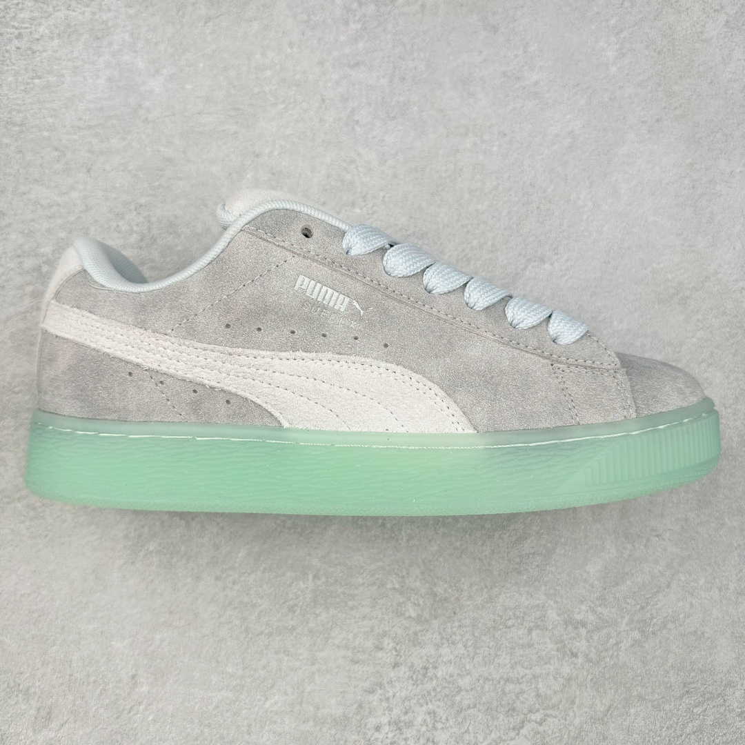 PUMA SUEDE XL 彪马新款面包鞋男女同款复古休闲板鞋 赠送一双鞋带 鞋身通体采用细腻的麂皮材质 厚实柔软 质感出众 鞋侧保留PUMA标志性跑道图案 侧面与后跟点缀金属色PUMA LOGO 兼具辨识度与细节感 加厚鞋垫、饱满鞋舌 搭配加宽扁形鞋带 使得穿着感更加贴合与舒适 值得一提的是 本季SUEDE XL鞋款以黑色、红色及蓝色最为瞩目 经典黑的配色 在低调之余可轻松驾驭任何潮流风格造型 而高饱和度的配色 则是当之无愧的早春出街利器。货号： 395205 尺码：36 37 37.5 38 38.5 39 40 40.5 41 42 42.5 43 44 45-选品中心