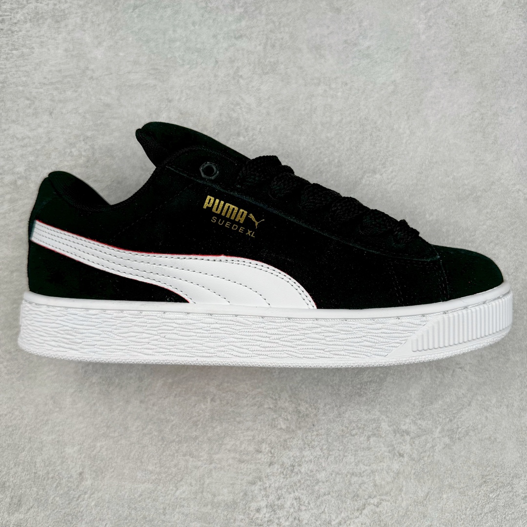 PUMA SUEDE XL 彪马新款面包鞋男女同款复古休闲板鞋 赠送一双鞋带 鞋身通体采用细腻的麂皮材质 厚实柔软 质感出众 鞋侧保留PUMA标志性跑道图案 侧面与后跟点缀金属色PUMA LOGO 兼具辨识度与细节感 加厚鞋垫、饱满鞋舌 搭配加宽扁形鞋带 使得穿着感更加贴合与舒适 值得一提的是 本季SUEDE XL鞋款以黑色、红色及蓝色最为瞩目 经典黑的配色 在低调之余可轻松驾驭任何潮流风格造型 而高饱和度的配色 则是当之无愧的早春出街利器。货号： 395205 尺码：36 37 37.5 38 38.5 39 40 40.5 41 42 42.5 43 44 45-选品中心