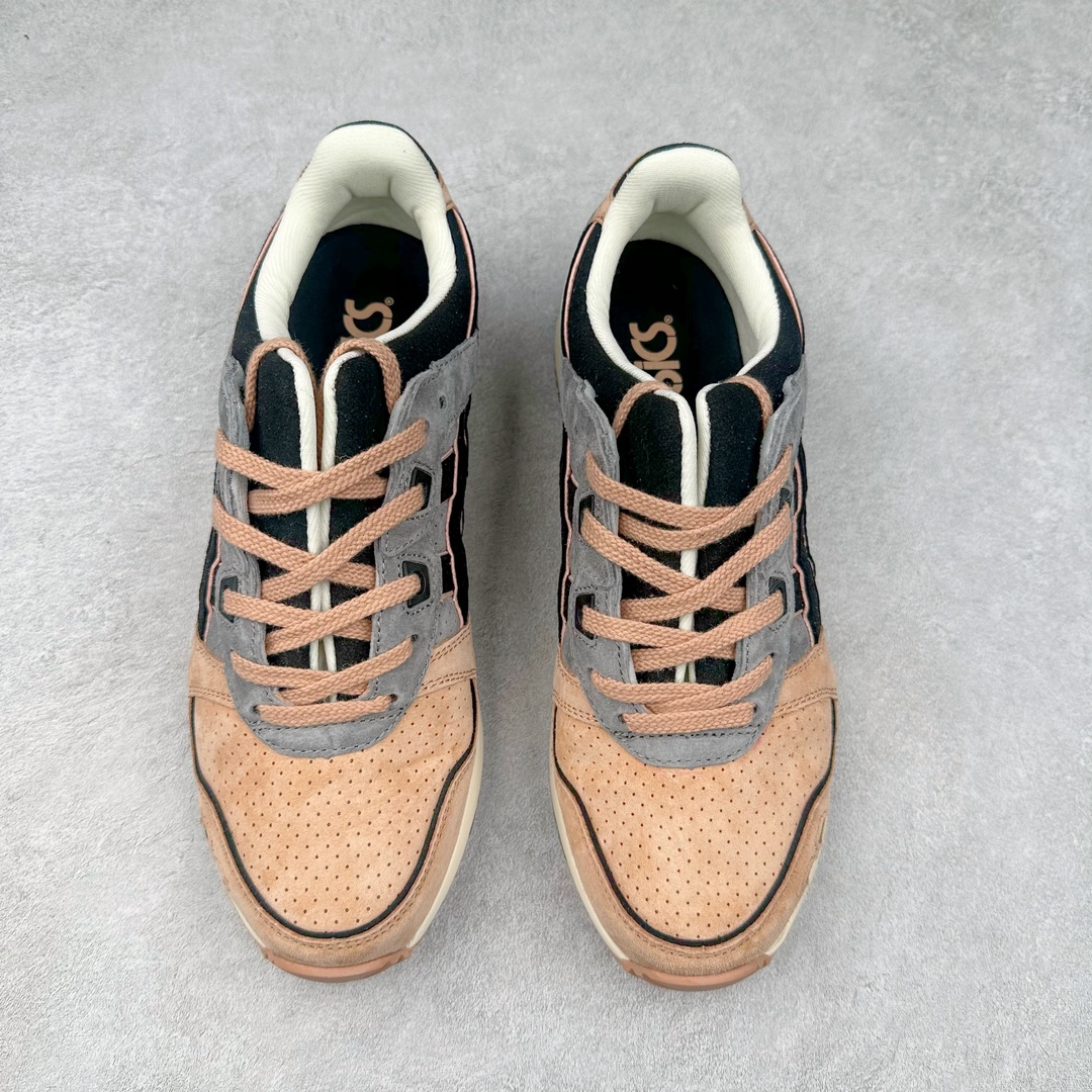 图片[2]-＃纯原福利 Asics Gel-Lyte III 亚瑟士3代系列低帮经典复古休闲运动跑步鞋 伴随着复古跑鞋的再度盛行，让不少运动品牌都将自家经典鞋款重新带回，ASICS 亚瑟士这两年受到众多球鞋爱好者追捧。近期，ASICS 亚瑟士以自己经典的 GEL-LYTE III OG 为蓝本推出了两双全新配色。第一双选择了灰色、藏蓝色和蒂芙尼蓝色拼接呈现，随之妆点一抹粉色，使整双鞋低调又不失细节。材质选择了大面积麂皮与网眼面料打造，保证了质感与透气性兼备。最后以略微泛黄的中底收尾，完善整体设计。另一双以深浅不同的卡其色打造鞋身，缀以淡紫色丰富鞋身细节，想必第一双会更加适合女生上脚。用料与上一双完全相同，提供了优秀的质感。尺码：36 37 37.5 38 39 39.5 40 40.5 41.5 42 42.5 43.5 44 45-选品中心