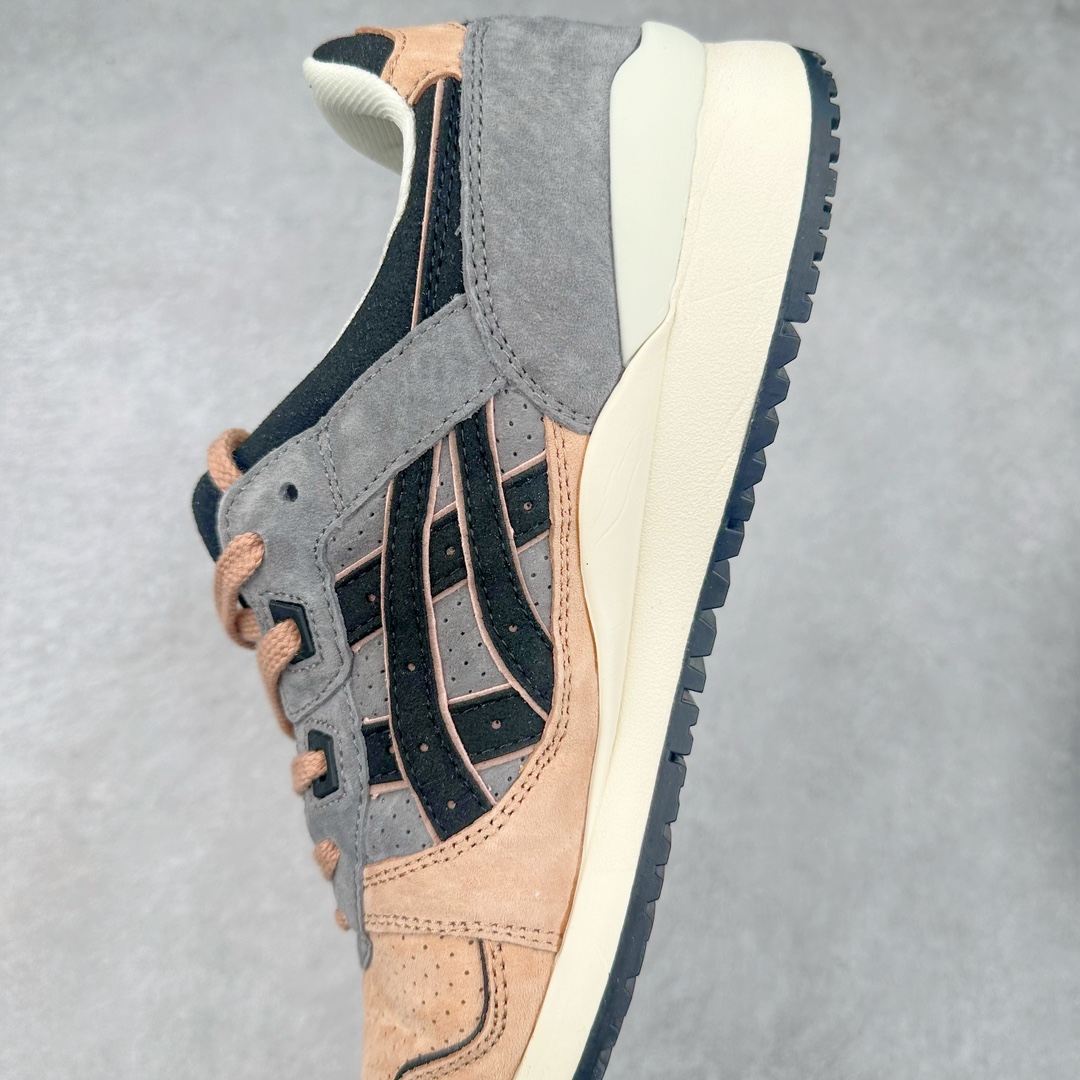 图片[7]-＃纯原福利 Asics Gel-Lyte III 亚瑟士3代系列低帮经典复古休闲运动跑步鞋 伴随着复古跑鞋的再度盛行，让不少运动品牌都将自家经典鞋款重新带回，ASICS 亚瑟士这两年受到众多球鞋爱好者追捧。近期，ASICS 亚瑟士以自己经典的 GEL-LYTE III OG 为蓝本推出了两双全新配色。第一双选择了灰色、藏蓝色和蒂芙尼蓝色拼接呈现，随之妆点一抹粉色，使整双鞋低调又不失细节。材质选择了大面积麂皮与网眼面料打造，保证了质感与透气性兼备。最后以略微泛黄的中底收尾，完善整体设计。另一双以深浅不同的卡其色打造鞋身，缀以淡紫色丰富鞋身细节，想必第一双会更加适合女生上脚。用料与上一双完全相同，提供了优秀的质感。尺码：36 37 37.5 38 39 39.5 40 40.5 41.5 42 42.5 43.5 44 45-选品中心