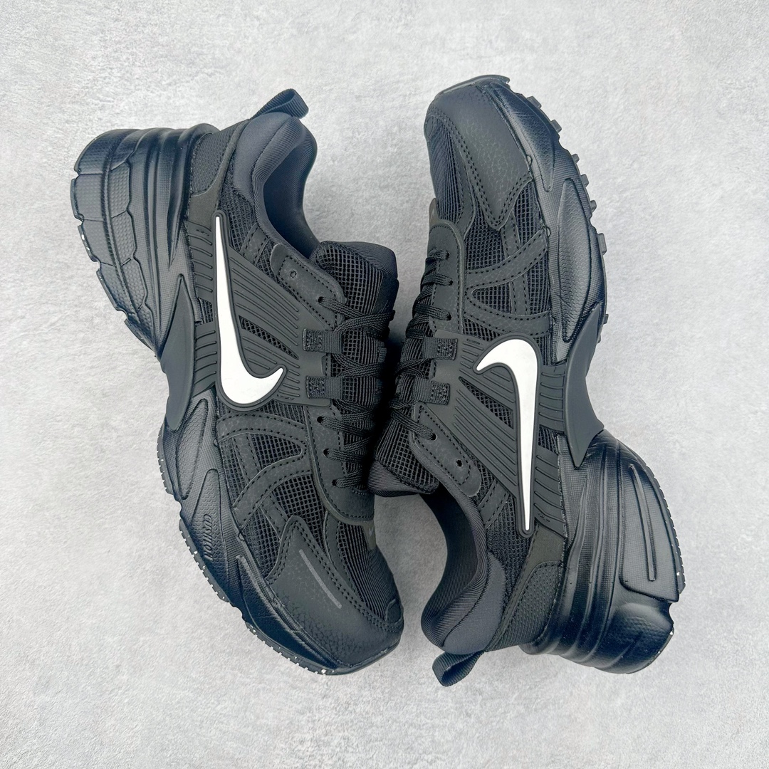 图片[3]-NK V2K Runtekk 减震防滑低帮 复古老爹鞋跑步鞋 HQ1582-001 鞋款被命名为 Runtekk 设计上借鉴了 2000 年的跑鞋风格 配色上以金属银为主调 简练又有复古运动气质 材质上使用大面积网眼、皮革、TPU 组成 支撑和透气性肯定不错 中底处由 Cushlon 泡绵打造 保证在压马路时可以提供优秀脚感 并通过一手做旧氧化效果突出复古感 中底造型很容易让大家联想到巴黎世家3XL 增高效果同样不能忽视 尺码：36 36.5 37.5 38 38.5 39 40 40.5 41 42 42.5 43 44 44.5 45-选品中心