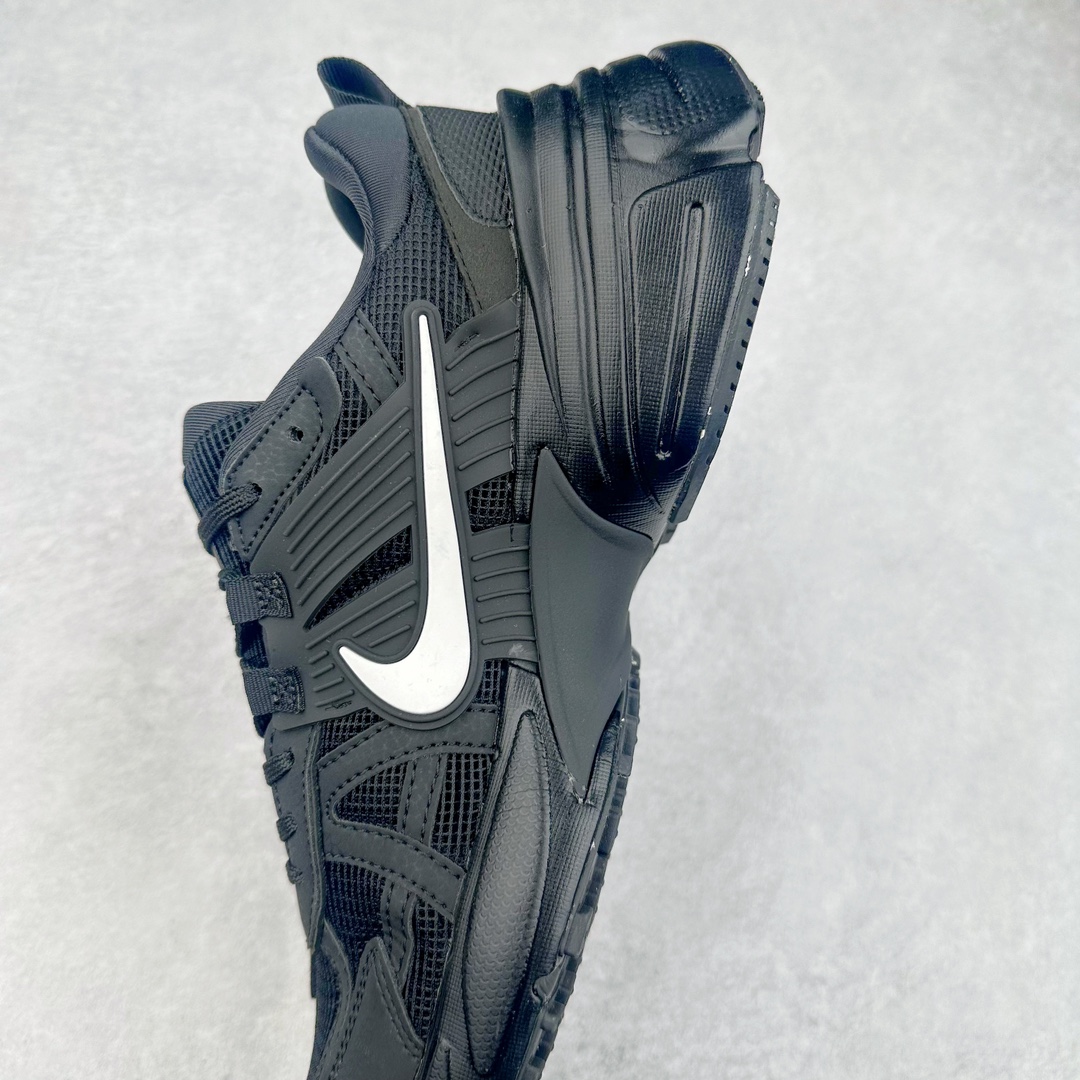 图片[7]-NK V2K Runtekk 减震防滑低帮 复古老爹鞋跑步鞋 HQ1582-001 鞋款被命名为 Runtekk 设计上借鉴了 2000 年的跑鞋风格 配色上以金属银为主调 简练又有复古运动气质 材质上使用大面积网眼、皮革、TPU 组成 支撑和透气性肯定不错 中底处由 Cushlon 泡绵打造 保证在压马路时可以提供优秀脚感 并通过一手做旧氧化效果突出复古感 中底造型很容易让大家联想到巴黎世家3XL 增高效果同样不能忽视 尺码：36 36.5 37.5 38 38.5 39 40 40.5 41 42 42.5 43 44 44.5 45-选品中心