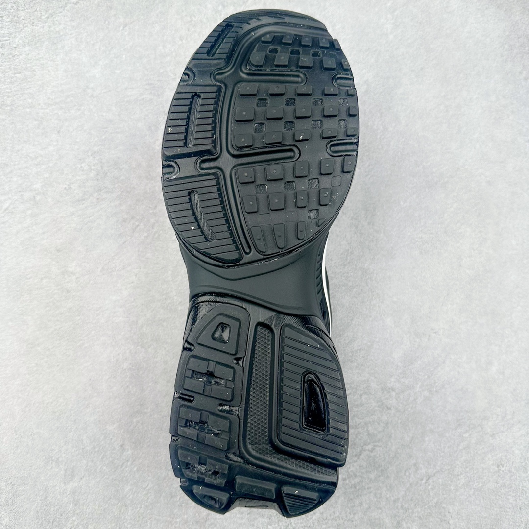 图片[9]-NK V2K Runtekk 减震防滑低帮 复古老爹鞋跑步鞋 HQ1582-001 鞋款被命名为 Runtekk 设计上借鉴了 2000 年的跑鞋风格 配色上以金属银为主调 简练又有复古运动气质 材质上使用大面积网眼、皮革、TPU 组成 支撑和透气性肯定不错 中底处由 Cushlon 泡绵打造 保证在压马路时可以提供优秀脚感 并通过一手做旧氧化效果突出复古感 中底造型很容易让大家联想到巴黎世家3XL 增高效果同样不能忽视 尺码：36 36.5 37.5 38 38.5 39 40 40.5 41 42 42.5 43 44 44.5 45-选品中心