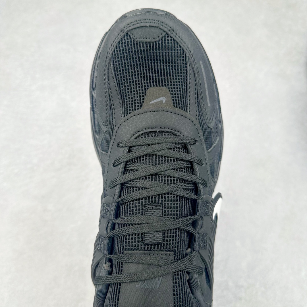 图片[4]-NK V2K Runtekk 减震防滑低帮 复古老爹鞋跑步鞋 HQ1582-001 鞋款被命名为 Runtekk 设计上借鉴了 2000 年的跑鞋风格 配色上以金属银为主调 简练又有复古运动气质 材质上使用大面积网眼、皮革、TPU 组成 支撑和透气性肯定不错 中底处由 Cushlon 泡绵打造 保证在压马路时可以提供优秀脚感 并通过一手做旧氧化效果突出复古感 中底造型很容易让大家联想到巴黎世家3XL 增高效果同样不能忽视 尺码：36 36.5 37.5 38 38.5 39 40 40.5 41 42 42.5 43 44 44.5 45-选品中心