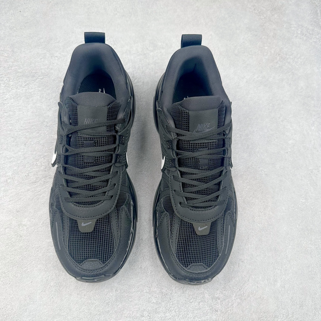 图片[2]-NK V2K Runtekk 减震防滑低帮 复古老爹鞋跑步鞋 HQ1582-001 鞋款被命名为 Runtekk 设计上借鉴了 2000 年的跑鞋风格 配色上以金属银为主调 简练又有复古运动气质 材质上使用大面积网眼、皮革、TPU 组成 支撑和透气性肯定不错 中底处由 Cushlon 泡绵打造 保证在压马路时可以提供优秀脚感 并通过一手做旧氧化效果突出复古感 中底造型很容易让大家联想到巴黎世家3XL 增高效果同样不能忽视 尺码：36 36.5 37.5 38 38.5 39 40 40.5 41 42 42.5 43 44 44.5 45-选品中心