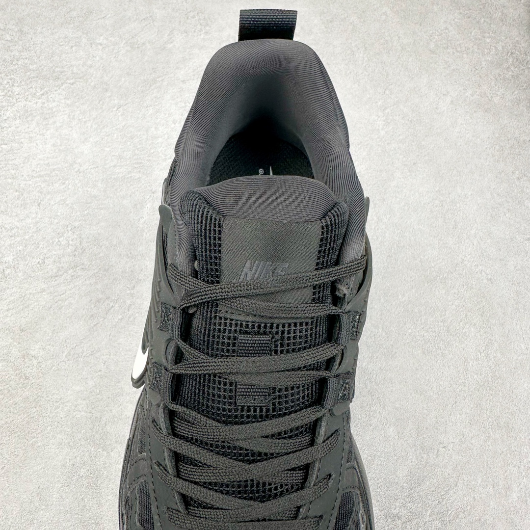 图片[5]-NK V2K Runtekk 减震防滑低帮 复古老爹鞋跑步鞋 HQ1582-001 鞋款被命名为 Runtekk 设计上借鉴了 2000 年的跑鞋风格 配色上以金属银为主调 简练又有复古运动气质 材质上使用大面积网眼、皮革、TPU 组成 支撑和透气性肯定不错 中底处由 Cushlon 泡绵打造 保证在压马路时可以提供优秀脚感 并通过一手做旧氧化效果突出复古感 中底造型很容易让大家联想到巴黎世家3XL 增高效果同样不能忽视 尺码：36 36.5 37.5 38 38.5 39 40 40.5 41 42 42.5 43 44 44.5 45-选品中心