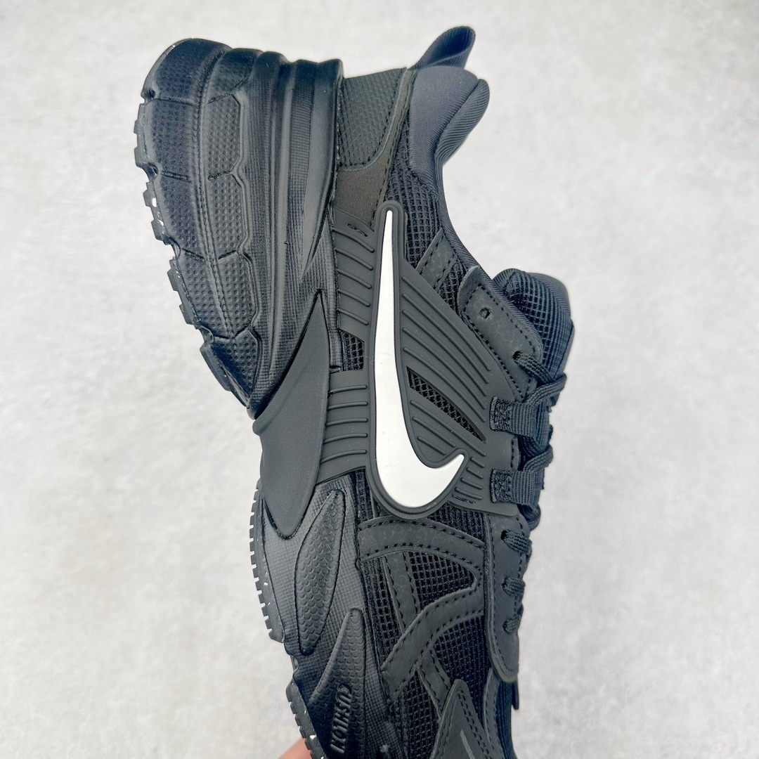 图片[6]-NK V2K Runtekk 减震防滑低帮 复古老爹鞋跑步鞋 HQ1582-001 鞋款被命名为 Runtekk 设计上借鉴了 2000 年的跑鞋风格 配色上以金属银为主调 简练又有复古运动气质 材质上使用大面积网眼、皮革、TPU 组成 支撑和透气性肯定不错 中底处由 Cushlon 泡绵打造 保证在压马路时可以提供优秀脚感 并通过一手做旧氧化效果突出复古感 中底造型很容易让大家联想到巴黎世家3XL 增高效果同样不能忽视 尺码：36 36.5 37.5 38 38.5 39 40 40.5 41 42 42.5 43 44 44.5 45-选品中心