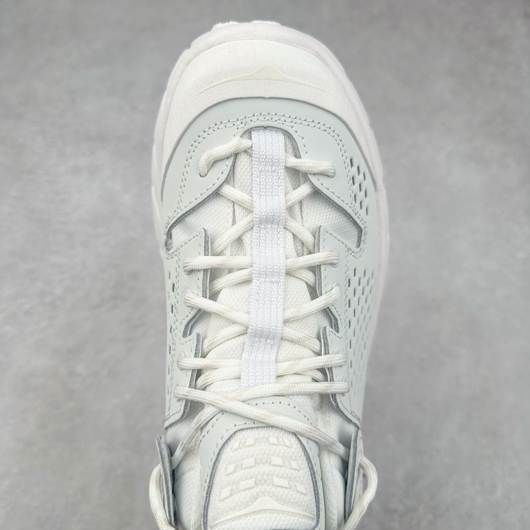 图片[4]-＃C版 HOKA ONE ONE Tor Ultra Low Gore-Tex 托亚系列增强版低帮厚底轻量坦克户外登山运动鞋 HOKA ONE ONE 在去年异军突起，成为街头时尚圈中的新宠儿，品牌与时尚品牌 Engineered Garments 合作打造的联名 Tor Ultra Low 鞋款，更是设计与话题兼备的重磅之作，而本月 Hoka One One 又为这双超人气之作释出深蓝色、军绿色与黑色三款普通版配色。设计上依旧采用了具备透气性能的 eVent 物料制做鞋身，更搭配 Vibram 大底保留户外血脉，即使少了 Engineered Garments 的联名加持依旧十分出彩。尺码：36 36.5 37.5 38 38.5 39 40 40.5 41 42 42.5 43 44 44.5 45-选品中心