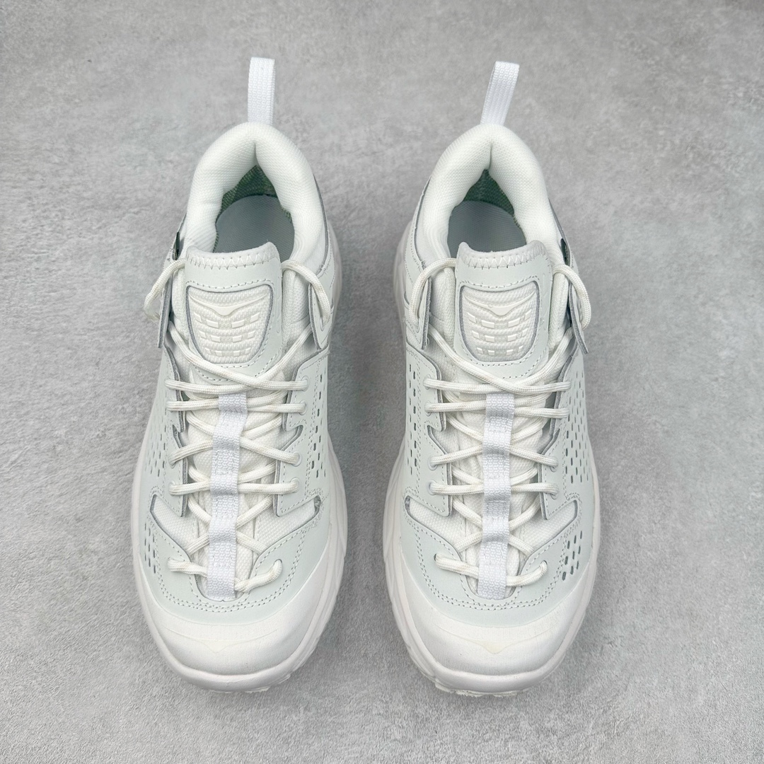 图片[2]-＃C版 HOKA ONE ONE Tor Ultra Low Gore-Tex 托亚系列增强版低帮厚底轻量坦克户外登山运动鞋 HOKA ONE ONE 在去年异军突起，成为街头时尚圈中的新宠儿，品牌与时尚品牌 Engineered Garments 合作打造的联名 Tor Ultra Low 鞋款，更是设计与话题兼备的重磅之作，而本月 Hoka One One 又为这双超人气之作释出深蓝色、军绿色与黑色三款普通版配色。设计上依旧采用了具备透气性能的 eVent 物料制做鞋身，更搭配 Vibram 大底保留户外血脉，即使少了 Engineered Garments 的联名加持依旧十分出彩。尺码：36 36.5 37.5 38 38.5 39 40 40.5 41 42 42.5 43 44 44.5 45-选品中心