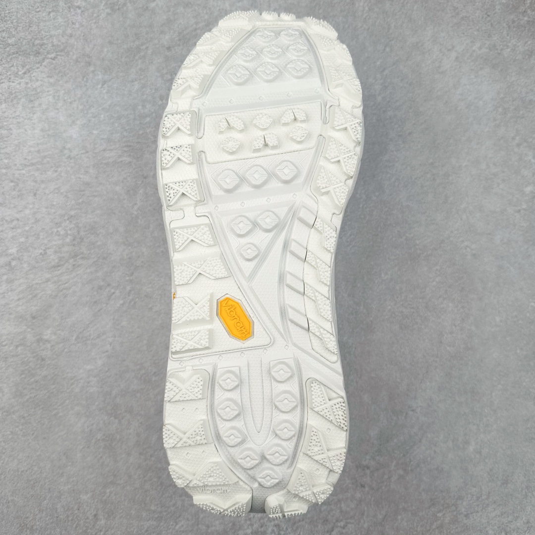 图片[9]-＃C版 HOKA ONE ONE Tor Ultra Low Gore-Tex 托亚系列增强版低帮厚底轻量坦克户外登山运动鞋 HOKA ONE ONE 在去年异军突起，成为街头时尚圈中的新宠儿，品牌与时尚品牌 Engineered Garments 合作打造的联名 Tor Ultra Low 鞋款，更是设计与话题兼备的重磅之作，而本月 Hoka One One 又为这双超人气之作释出深蓝色、军绿色与黑色三款普通版配色。设计上依旧采用了具备透气性能的 eVent 物料制做鞋身，更搭配 Vibram 大底保留户外血脉，即使少了 Engineered Garments 的联名加持依旧十分出彩。尺码：36 36.5 37.5 38 38.5 39 40 40.5 41 42 42.5 43 44 44.5 45-选品中心