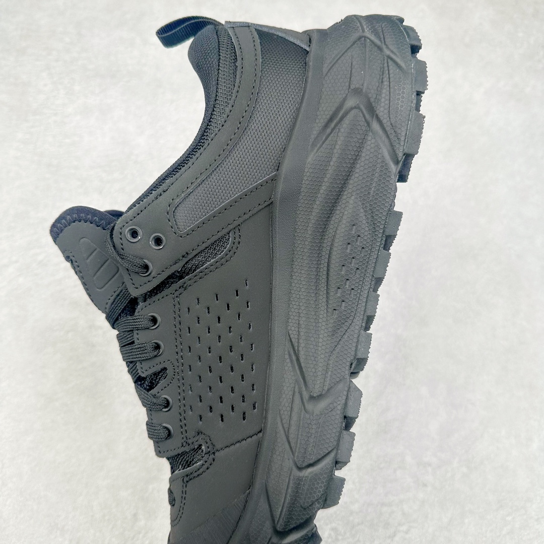 图片[7]-＃C版 HOKA ONE ONE Tor Ultra Low Gore-Tex 托亚系列增强版低帮厚底轻量坦克户外登山运动鞋 HOKA ONE ONE 在去年异军突起，成为街头时尚圈中的新宠儿，品牌与时尚品牌 Engineered Garments 合作打造的联名 Tor Ultra Low 鞋款，更是设计与话题兼备的重磅之作，而本月 Hoka One One 又为这双超人气之作释出深蓝色、军绿色与黑色三款普通版配色。设计上依旧采用了具备透气性能的 eVent 物料制做鞋身，更搭配 Vibram 大底保留户外血脉，即使少了 Engineered Garments 的联名加持依旧十分出彩。尺码：36 36.5 37.5 38 38.5 39 40 40.5 41 42 42.5 43 44 44.5 45-选品中心