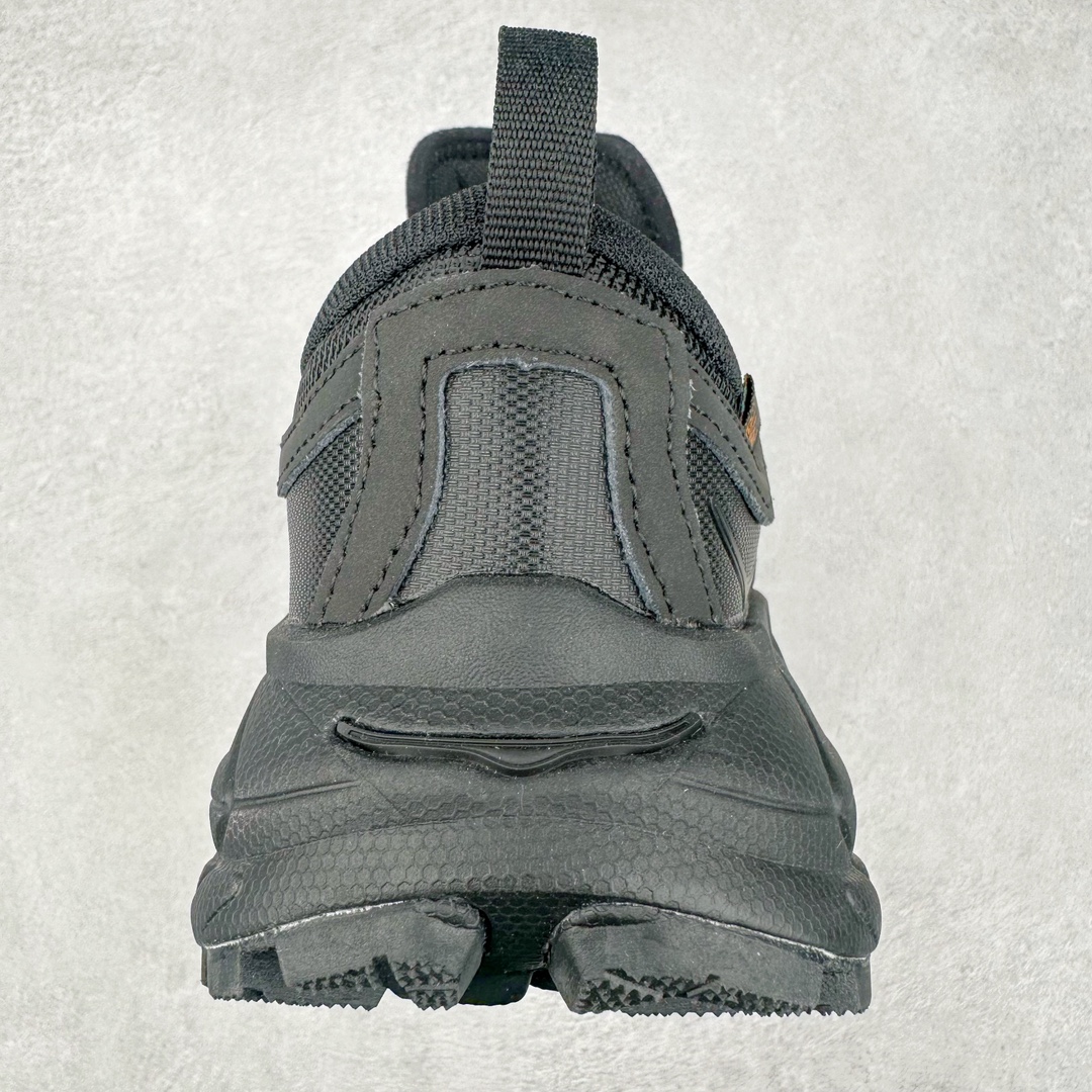 图片[8]-＃C版 HOKA ONE ONE Tor Ultra Low Gore-Tex 托亚系列增强版低帮厚底轻量坦克户外登山运动鞋 HOKA ONE ONE 在去年异军突起，成为街头时尚圈中的新宠儿，品牌与时尚品牌 Engineered Garments 合作打造的联名 Tor Ultra Low 鞋款，更是设计与话题兼备的重磅之作，而本月 Hoka One One 又为这双超人气之作释出深蓝色、军绿色与黑色三款普通版配色。设计上依旧采用了具备透气性能的 eVent 物料制做鞋身，更搭配 Vibram 大底保留户外血脉，即使少了 Engineered Garments 的联名加持依旧十分出彩。尺码：36 36.5 37.5 38 38.5 39 40 40.5 41 42 42.5 43 44 44.5 45-选品中心