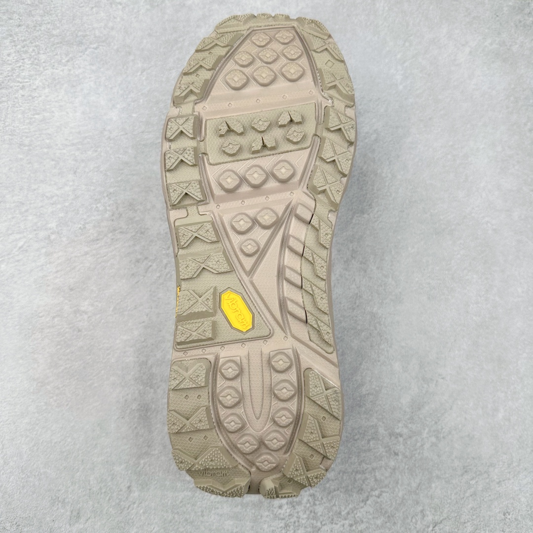 图片[9]-＃C版 HOKA ONE ONE Tor Ultra Low Gore-Tex 托亚系列增强版低帮厚底轻量坦克户外登山运动鞋 HOKA ONE ONE 在去年异军突起，成为街头时尚圈中的新宠儿，品牌与时尚品牌 Engineered Garments 合作打造的联名 Tor Ultra Low 鞋款，更是设计与话题兼备的重磅之作，而本月 Hoka One One 又为这双超人气之作释出深蓝色、军绿色与黑色三款普通版配色。设计上依旧采用了具备透气性能的 eVent 物料制做鞋身，更搭配 Vibram 大底保留户外血脉，即使少了 Engineered Garments 的联名加持依旧十分出彩。尺码：36 36.5 37.5 38 38.5 39 40 40.5 41 42 42.5 43 44 44.5 45-选品中心