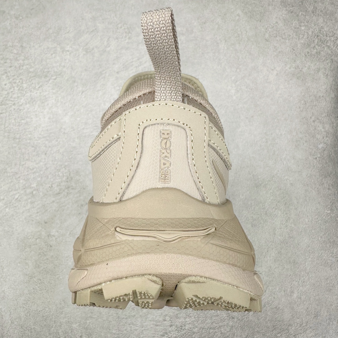 图片[8]-＃C版 HOKA ONE ONE Tor Ultra Low Gore-Tex 托亚系列增强版低帮厚底轻量坦克户外登山运动鞋 HOKA ONE ONE 在去年异军突起，成为街头时尚圈中的新宠儿，品牌与时尚品牌 Engineered Garments 合作打造的联名 Tor Ultra Low 鞋款，更是设计与话题兼备的重磅之作，而本月 Hoka One One 又为这双超人气之作释出深蓝色、军绿色与黑色三款普通版配色。设计上依旧采用了具备透气性能的 eVent 物料制做鞋身，更搭配 Vibram 大底保留户外血脉，即使少了 Engineered Garments 的联名加持依旧十分出彩。尺码：36 36.5 37.5 38 38.5 39 40 40.5 41 42 42.5 43 44 44.5 45-选品中心