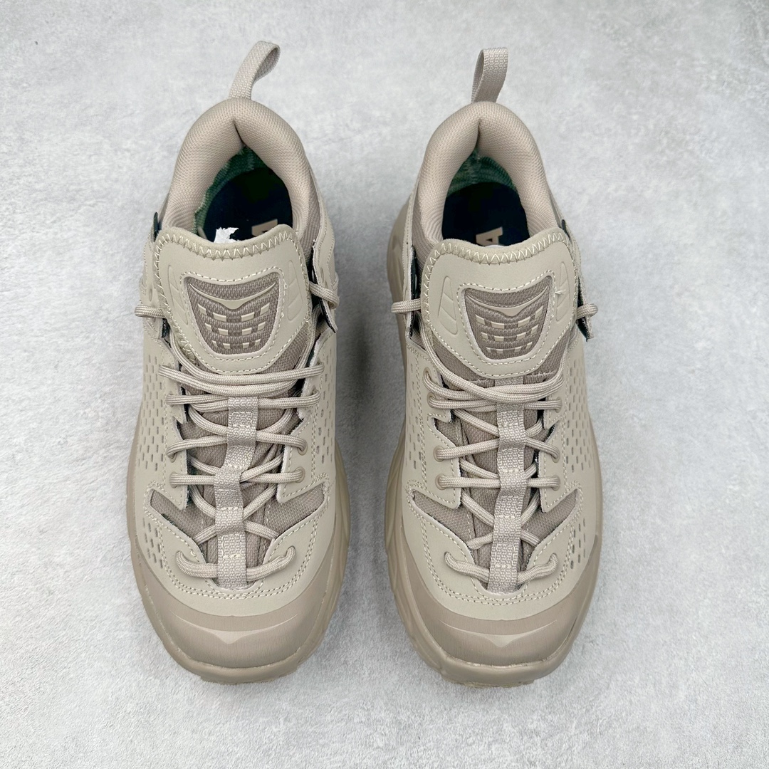 图片[2]-＃C版 HOKA ONE ONE Tor Ultra Low Gore-Tex 托亚系列增强版低帮厚底轻量坦克户外登山运动鞋 HOKA ONE ONE 在去年异军突起，成为街头时尚圈中的新宠儿，品牌与时尚品牌 Engineered Garments 合作打造的联名 Tor Ultra Low 鞋款，更是设计与话题兼备的重磅之作，而本月 Hoka One One 又为这双超人气之作释出深蓝色、军绿色与黑色三款普通版配色。设计上依旧采用了具备透气性能的 eVent 物料制做鞋身，更搭配 Vibram 大底保留户外血脉，即使少了 Engineered Garments 的联名加持依旧十分出彩。尺码：36 36.5 37.5 38 38.5 39 40 40.5 41 42 42.5 43 44 44.5 45-选品中心