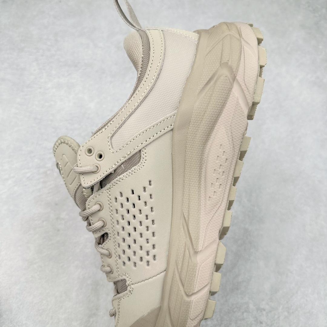 图片[7]-＃C版 HOKA ONE ONE Tor Ultra Low Gore-Tex 托亚系列增强版低帮厚底轻量坦克户外登山运动鞋 HOKA ONE ONE 在去年异军突起，成为街头时尚圈中的新宠儿，品牌与时尚品牌 Engineered Garments 合作打造的联名 Tor Ultra Low 鞋款，更是设计与话题兼备的重磅之作，而本月 Hoka One One 又为这双超人气之作释出深蓝色、军绿色与黑色三款普通版配色。设计上依旧采用了具备透气性能的 eVent 物料制做鞋身，更搭配 Vibram 大底保留户外血脉，即使少了 Engineered Garments 的联名加持依旧十分出彩。尺码：36 36.5 37.5 38 38.5 39 40 40.5 41 42 42.5 43 44 44.5 45-选品中心