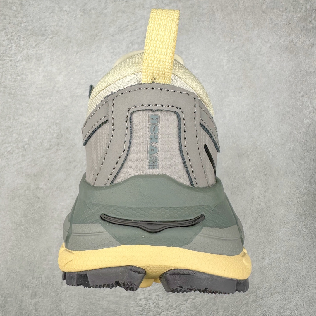 图片[8]-＃C版 HOKA ONE ONE Tor Ultra Low Gore-Tex 托亚系列增强版低帮厚底轻量坦克户外登山运动鞋 HOKA ONE ONE 在去年异军突起，成为街头时尚圈中的新宠儿，品牌与时尚品牌 Engineered Garments 合作打造的联名 Tor Ultra Low 鞋款，更是设计与话题兼备的重磅之作，而本月 Hoka One One 又为这双超人气之作释出深蓝色、军绿色与黑色三款普通版配色。设计上依旧采用了具备透气性能的 eVent 物料制做鞋身，更搭配 Vibram 大底保留户外血脉，即使少了 Engineered Garments 的联名加持依旧十分出彩。尺码：36 36.5 37.5 38 38.5 39 40 40.5 41 42 42.5 43 44 44.5 45-选品中心